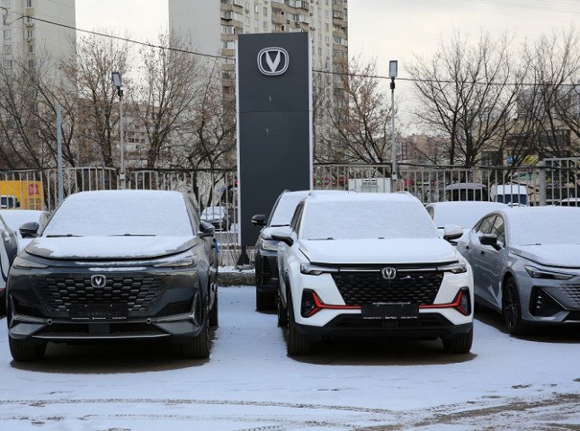 Импорт новых автомобилей в Россию в 1 полугодии упал на 63%  По данным агентства «АВТОСТАТ», за 6 месяцев 2025 года в нашу страну было ввезено 149,3 тыс. новых легковых машин. И это на 63% меньше, чем в 1 полугодии прошлого года. Напомним, что год назад в Россию было импортировано 408,5 тыс. новых автомобилей.  Подробнее на сайте autostat.ru