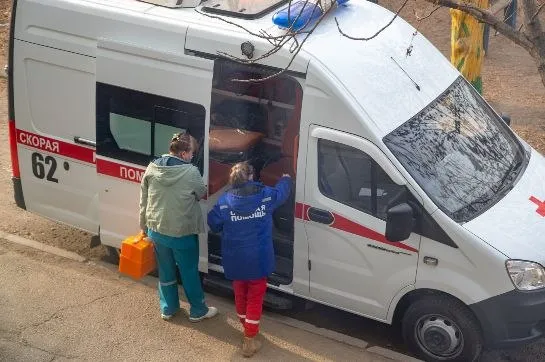 В Амурской области рабочий получил тяжелую травму из за рикошета трубы при разборке лесов Информация об этом поступила в Государственную инспекцию труда Пострадал сотрудник сварочно монтажной компании Илк Иншаат Тааххют Санайи Вe Тиджарет Аноним Ширкети Несчастный случай произошел 6 апреля Мастер занимался складированием арматурных заготовок На расстоянии 16 метров от него производился демонтаж строительных лесов Одна из металлических труб упала с высоты 14 метров Ударившись о горизонтальный ригель расположенный на высоте двух метров от земли она отскочила торцевой частью в сторону мастера нанеся ему травму в область живота В результате мужчина был тяжело травмирован Обстоятельства несчастного случая устанавливаются Комиссия инспекции труда проводит расследование данного несчастного случая В отношении организации идет проверка в ходе которой предстоит выяснить соблюдаются ли на предприятии требования трудового законодательства и нормативные требования охраны труда при выполнении работ