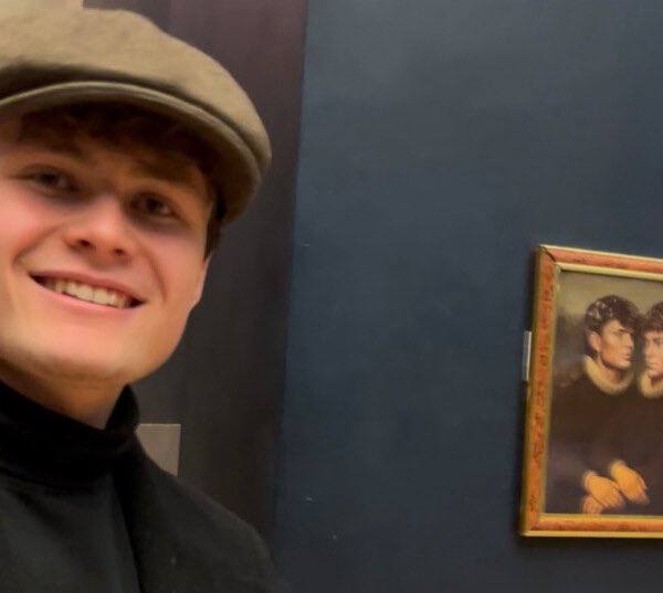 Прошёл месяц после кражи драгоценностей в Лувре Украшения не найдены воры не пойманы И казалось бы музей должен сделать какие то выводы усилить охрану поставить камеры Но увы На этой неделе два бельгийских тиктокера прошли все уровни безопасности занесли в музей разобранную раму и свёрнутый холст прошли контроль как туристы и повесили своё произведение в нескольких метрах от Моны Лизы То есть воры выносят бриллианты блогеры вешают свои картины в Лувре как у себя дома А система безопасности делает вид что всё под контролем хммм