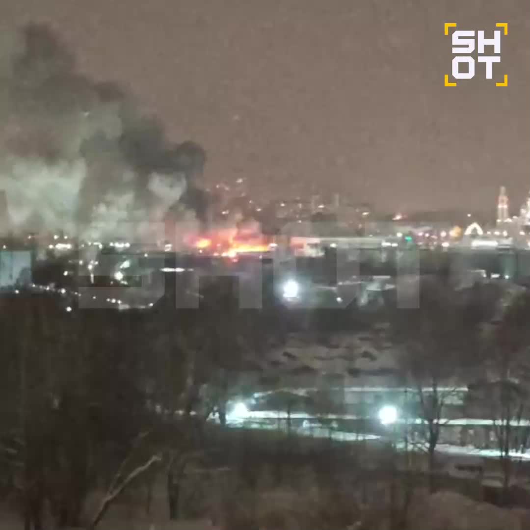 Пожар в Одинцово: горят производственные помещения на площади 1800 кв. м