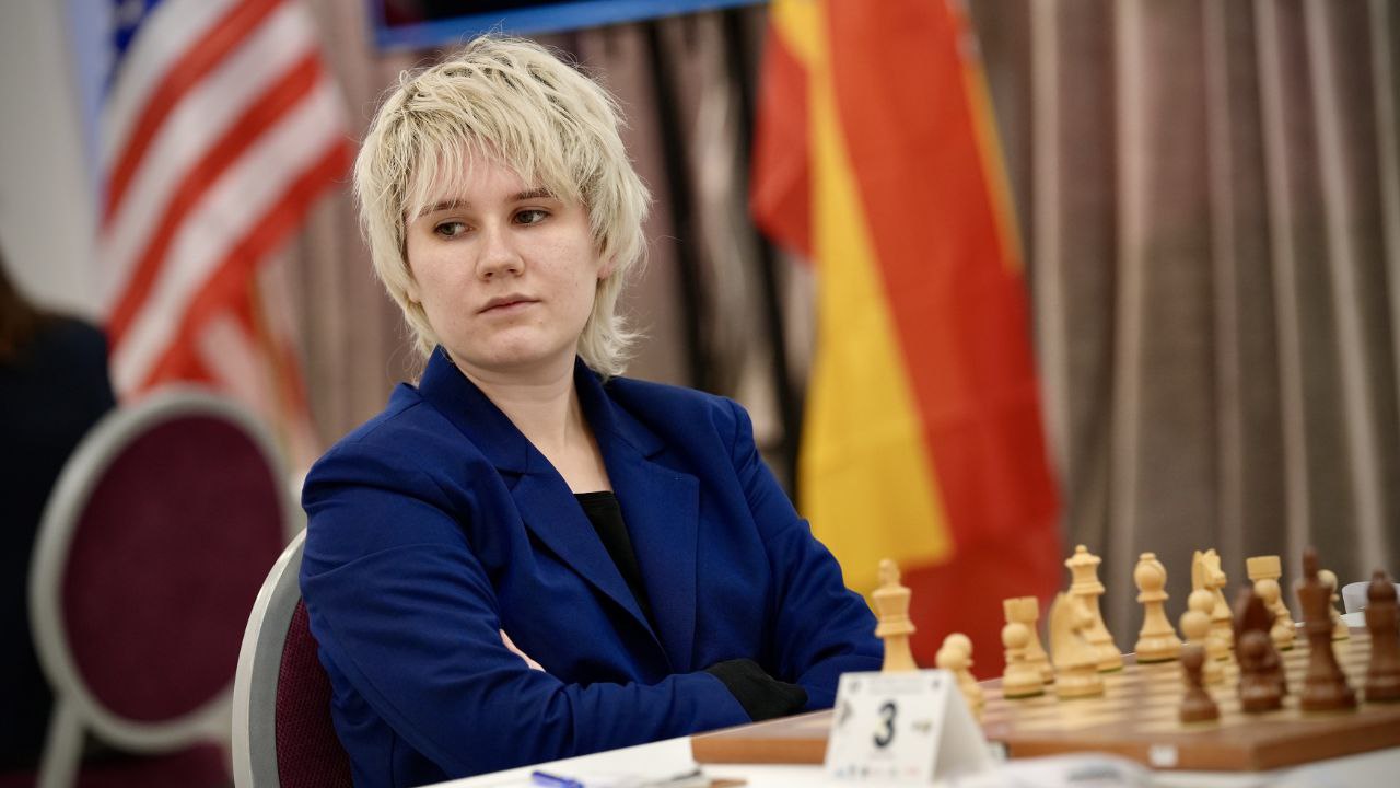 Есть вторая победа нашей сборной Во втором туре командного ЧМ женская сборная России обыграла команду США со счётом 3 1 Победы а составе российской сборной одержали Анна Шухман и Полина Шувалова вничью завершились партии Александры Горячкиной и Леи Гарифуллиной Ph FIDE chessgames