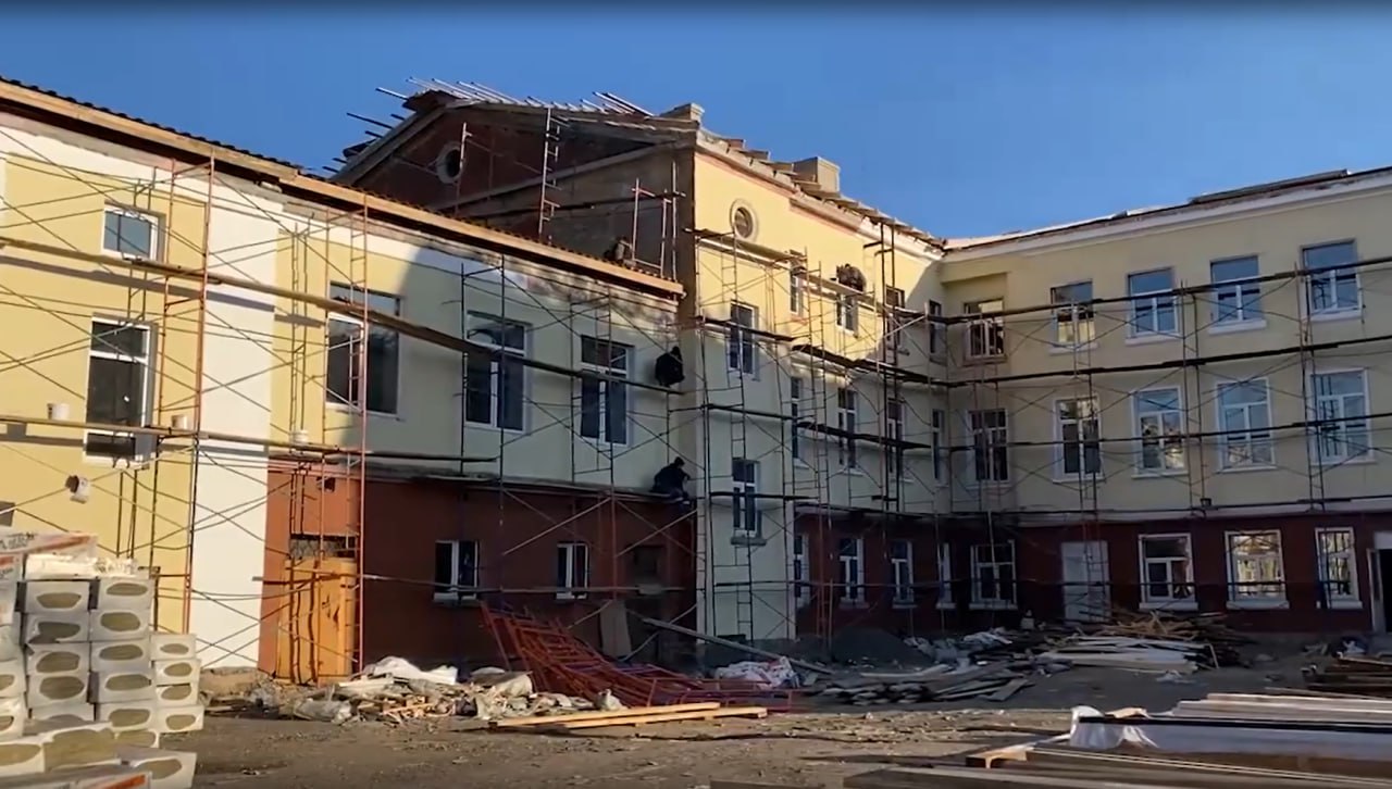 В Ангарске продолжается капитальный ремонт здания для казачьего кадетского корпуса Этот вопрос в ходе рабочей встречи обсудил губернатор Иркутской области Игорь Кобзев с начальником департамента обеспечения деятельности Совета при Президенте РФ по делам казачества управления Президента РФ по вопросам госслужбы кадров и противодействия коррупции Валерием Медведевым заместителем полномочного представителя Президента РФ в СФО Федором Дедусом атаманом Всероссийского казачьего общества Виталием Кузнецовым На встрече также присутствовали заместитель губернатора Иркутской области Андрей Бунев Герой России участник программы Время героев Александр Шуваев федеральный инспектор по Иркутской области Алексей Калинин В 2024 году правительство региона одобрило создание первого в регионе казачьего кадетского корпуса В настоящее время уже утвержден его устав В августе 2025 года получена лицензия на право ведения образовательной деятельности Сейчас в здании предназначенном для размещения казачьего корпуса проводится капитальный ремонт До конца года обновят кровлю фасады окна коммуникации Контракт предусматривает и благоустройство прилегающей территории здесь появятся спортплощадка плац и ограждение рассказал Игорь Кобзев В свою очередь всероссийский атаман отметил что планирует выходить на Министерство просвещения РФ с просьбой выделить федеральное софинансирование для завершения ремонтных работ Также Виталий Кузнецов посетил объект в Ангарске где состоялось выездное совещание с исполняющим обязанности министра образования Иркутской области Максимом Парфеновым министром строительства Приангарья Алексеем Емелюковым Работы идут по графику Планируется что обучаться в корпусе будут 125 человек