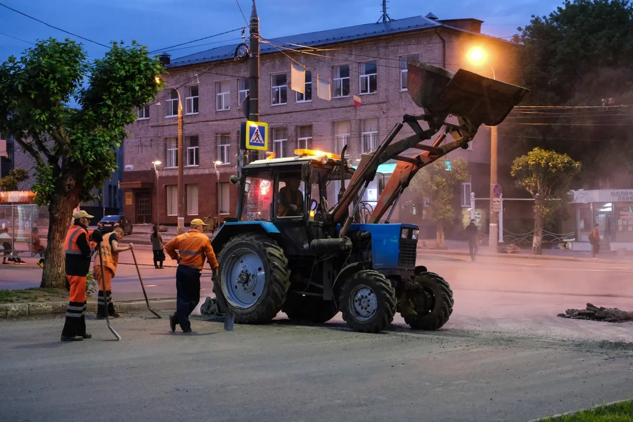 ‍ 4,5 млрд рублей выделят на ремонт дорог в 2025 году  На ремонт дорог, тротуаров и благоустройство Ижевска в 2025 году выделят рекордные 4,5 млрд рублей. Об этом заявил Глава Удмуртии Александр Бречалов, зачитывая доклад в Госсовете республики.  На первый этап комплексного благоустройства улицы Удмуртская на участке от Ленина до Кирова направят 1 млрд рублей. На улице в ближайший год заменят коммунальные сети.  Еще 1,2 млрд рублей выделят на ремонт 13 участков городских улиц и 200 млн – на ремонт 85 тротуаров.   Кроме того, в 2025 году в Ижевске продолжится реконструкция набережной городского пруда, начнется благоустройство «Елки парка» и пруда на Автозаводской. Продолжится благоустройство «Березовой рощи» и лесополосы на Ворошилова.   #Удмуртия #Ижевск