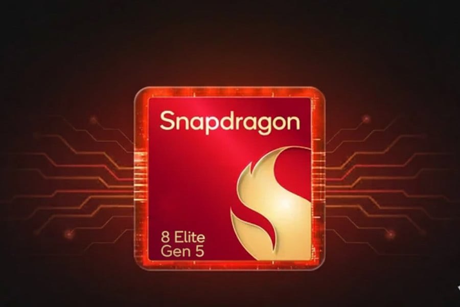 Snapdragon 8 Elite Gen 5 до 4 74 ГГц и больше 4 млн баллов в AnTuTu Qualcomm снова меняет нейминг и новый флагманский чип компании будет называться не Snapdragon 8 Elite 2 а Gen 5 Также известный инсайдер Digital Chat Station сообщил что SoC получит 2 быстрых ядра с частотой до 4 61 ГГц 4 74 ГГц в Galaxy S26 и 6 ядер с частотой 3 63 ГГц Графика Adreno 840 с тактовой частотой 1 2 ГГц По словам инсайдера такой монстр будет набирать в AnTuTu более 4 млн баллов Мой Компьютер