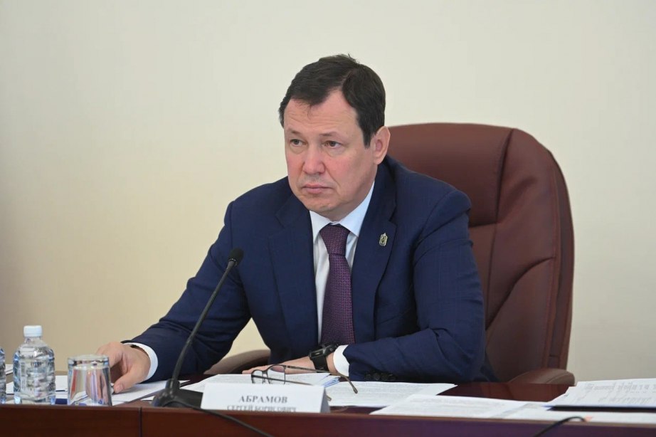 Вопросы эксплуатации гидротехнических сооружений рассмотрели на заседании Президиума Правительства края На заседании под председательством первого зампреда Сергея Абрамова обсудили меры по защите от паводков. С 2007 по 2025 год в 14 населенных пунктах расчистили 72 км водотоков. Сейчас работы идут на реках Красная Речка и Кия, а в 2025–2027 годах планируется расчистить Силинку в Комсомольске-на-Амуре. Федеральное финансирование на противопаводковые мероприятия растёт: в 2023 году выделено 48 млн рублей, в 2024 – 59 млн, в 2025 – 96,5 млн. Продолжается строительство дамб в Хабаровске и Комсомольске-на-Амуре. Также обсуждалось создание краевого учреждения для управления ГТС, включая ликвидацию, консервацию и реконструкцию объектов. Мероприятия реализуются в рамках госпрограммы «Развитие водохозяйственного комплекса Хабаровского края».