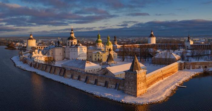 Кирилло-Белозерский музей-заповедник открыл для посещения крепостные стены и башни XVII века Некоторые участки были недоступны с 1970-х годов из-за аварийного состояния. Впервые с момента постройки стен проведено усиление фундаментов, по старинному образцу восстановлены кровли, полы, стены внутри расчищены, фасады побелены. Первый ярус, так называемый подошвенный бой, переведен в отапливаемый режим, что позволит избежать промерзания и морозного пучения памятника. Кирилло-Белозерский монастырь является крупнейшим сохранившимся в России монастырским комплексом. Здесь находится комплекс отреставрированных памятников — не только стены, но и Вологодская, Белозерская, Московская, Казанская, Косая башни, церкви и храмы.