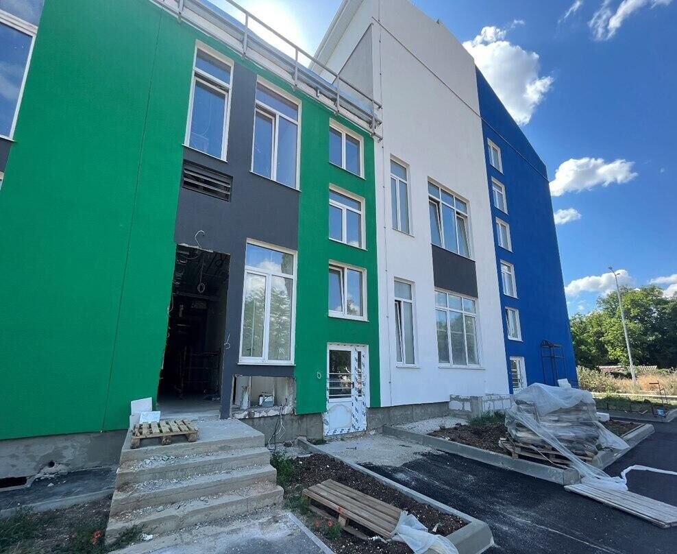 В ближайшие три года в Крыму планируют построить 9 школ и 10 детсадов Об этом сообщила глава комитета по образованию и науке Госсовета республики Елена Крестьянинова в ходе парламентских слушаний по проекту крымского бюджета на 2026 2028 годы Помимо этого обновят 11 общеобразовательных и 11 дошкольных организаций проведут капремонты в трех техникумах и четырех интернатах Она добавила что в 2026 м продолжится ремонт учебных корпусов КИПУ имени Якубова Там планируют заменить системы водо и теплоснабжения 0   Подписаться на РИА Новости Крым в Telegram MAX VK