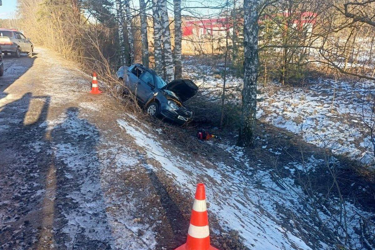 В Вологодской области погиб водитель слетевшего в кювет автомобиля  ДТП произошло сегодня, 15 марта, в 16:05 у дома № 2 на улице Советской в Кадуе.  По предварительной информации, водитель автомобиля «Лада Гранта», мужчина 1967 года рождения, на затяжном повороте не справился с управлением, из-за чего машина слетела с дороги в кювет и врезалась в дерево.  От полученных травм владелец легковушки скончался на месте происшествия еще до приезда бригады скорой помощи.