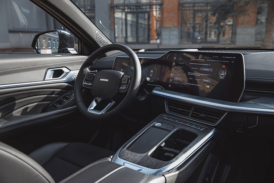 Haval F7x: новая машина, новые цены, наша сборка  На заводе Haval в Тульской области начали выпуск кроссовера Haval F7x нового  второго  поколения.  Форм-фактор сохранен – по-прежнему это кроссовер с покатой крышей. Но теперь – узкая оптика, выдвижные ручки дверей, большая цифровая панель в салоне.  Пока заявлен только один силовой агрегат – бензиновый турбомотор 2.0  192 л.с.  в сочетании с 7-ступенчатым роботом. Привод – на все колеса.  ПОЧЕМ На данный момент Haval F7x предлагается в двух верхних комплектациях Premium и Tech Plus. Цены без учета возможных скидок:   Haval F7x Premium – 3 499 000 рублей  Haval F7x Tech Plus – 3 699 000 рублей  Если я верно понимаю, по сравнению с обычным F7 доплата в схожих комплектациях составляет около 50 тысяч рублей.