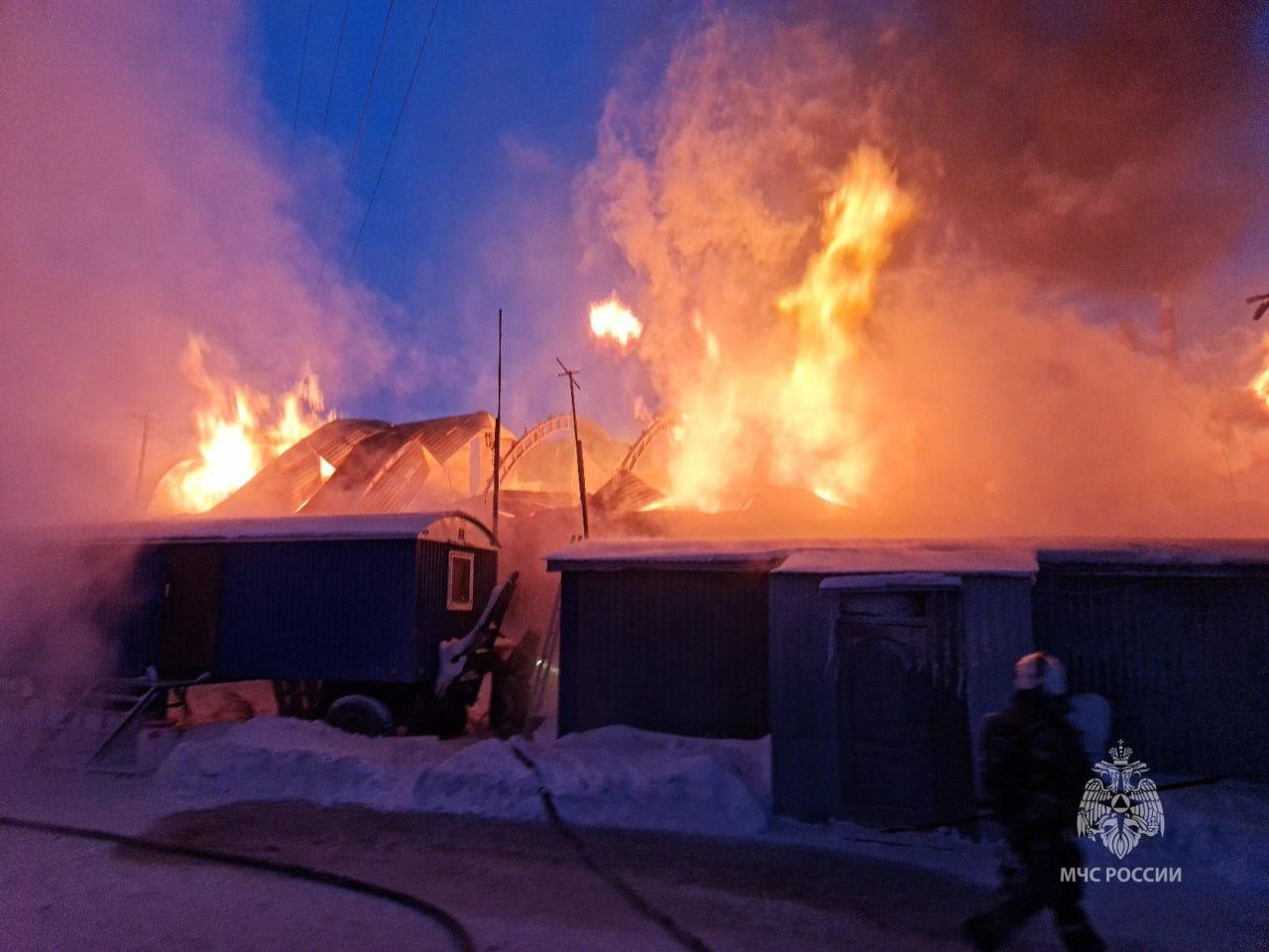 В Нижневартовске сгорел склад на Индустриальной Арочник площадью 364 кв м загорелся рано утром Пожарным удалось оперативно локализовать пожар полностью ликвидировать последствия удалось только к обеду сообщили в пресс службе МЧС Пожарные спасли ценности на сумму более 2 000 000 рублей nv86 me vk com nv86ru ok ru nv86 ru
