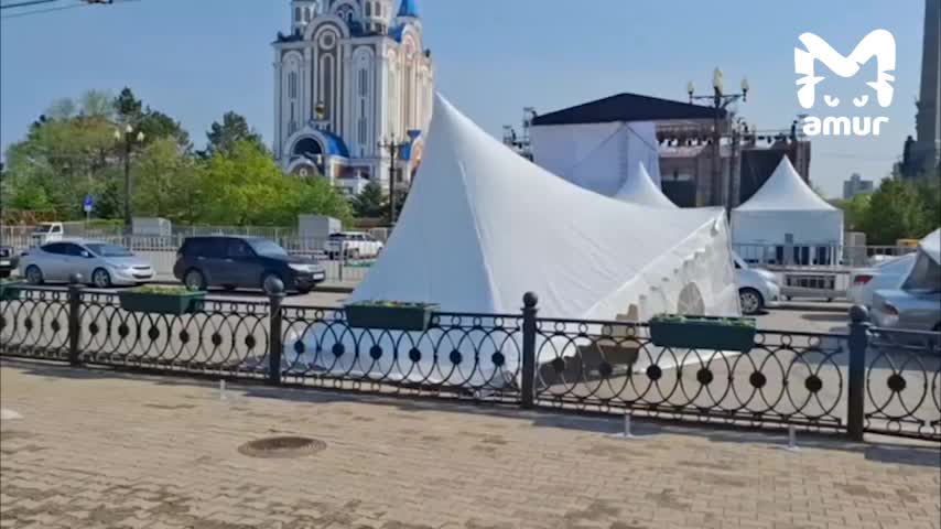 Ураганный ветер повредил шатры на фестивале 'Амурфест' в Хабаровске