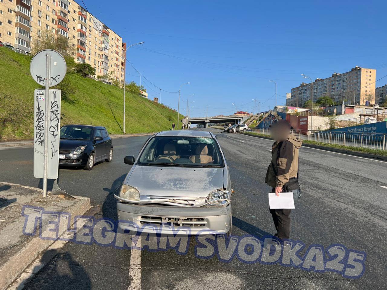 Во Владивостоке на Окатовой Nissan X-Trail пробил леера и повредил два авто на встречке Сообщается, что на Окатовой утром водитель Ниссана не справился с управлением, пробил леера и повредил два автомобиля, которые ехали по встречке. Источник АВТОГАРАНТ Админу