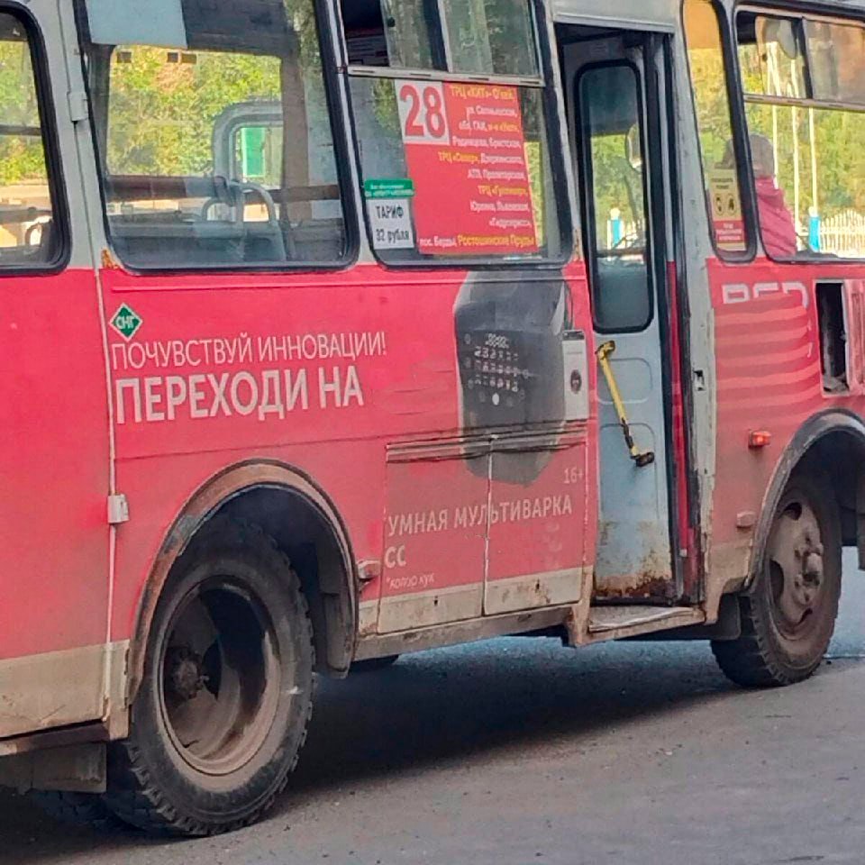 В Оренбурге маршрут №28 будет по-прежнему соблюдать расписание Летние школьные каникулы привели к снижению пассажиропотока, но на интервалы движения и количество автобусов это не повлияет, заверяют в управлении пассажирского транспорта. 28 маршрут до конца прошлого года соединял посёлок Бёрды и Степной, однако из-за нерентабельности его значительно сократили. С декабря автобусы курсируют между «Ростошинскими прудами» и ТЦ «Мармелад». В мэрии планировали ввести маршрут №85н, который в теории должен заменить ушедший 28-й. Но до сих пор микрорайон Красный городок и посёлок Бёрды в Оренбурге проходит только один маршрут и только до центра города. Оренбуржье