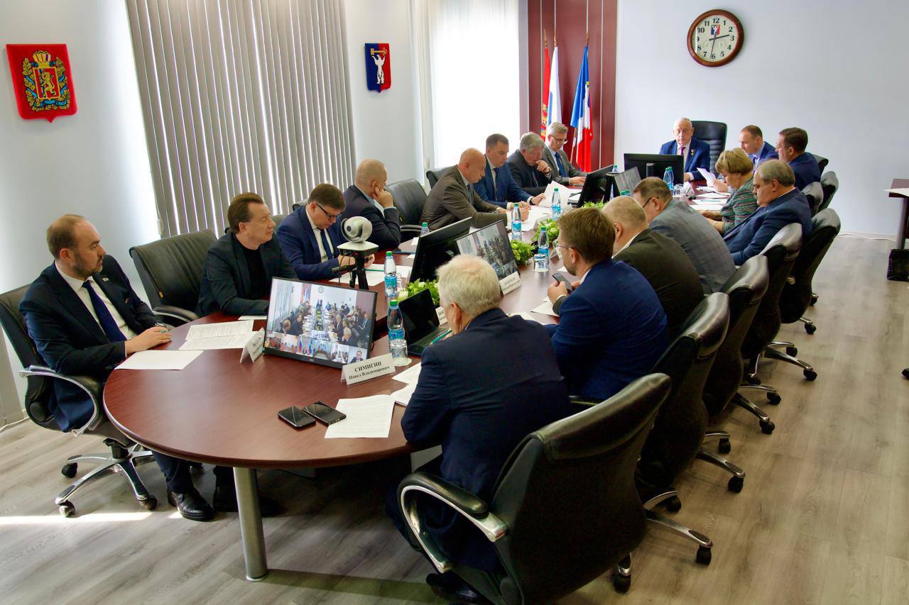 В ходе выездного заседания круглого стола Комитета ГД по развитию ДВ и Арктики обсудили ряд ключевых вопросов, касающихся реализации мастер-планов развития опорных населенных пунктов Арктической зоны Российской Федерации. В качестве основных обозначили такие вопросы как: 1 строительство и модернизация жилого фонда; 2 создание городской комфортной и безопасной среды; 3 транспортная доступность; 4 подготовка кадров для арктических проектов и другие. В своем докладе подчеркнул, что Мастер-планы разрабатывались в соответствии со Стратегией развития Арктики до 2035 года и одновременно учитывали мнение жителей о приоритетах развития. Уверен, что решения, принятые в итоговом документе по результатам проведения круглого стола, лягут в основу дальнейшей работы, направленной на улучшение здравоохранения, инфраструктуры, доступности объектов культуры, спорта и досуга для жителей арктических регионов нашей страны. Выражаю огромную благодарность всем участникам сегодняшнего круглого стола. Вместе мы сделаем Арктику привлекательным для жизни и работы регионом России.