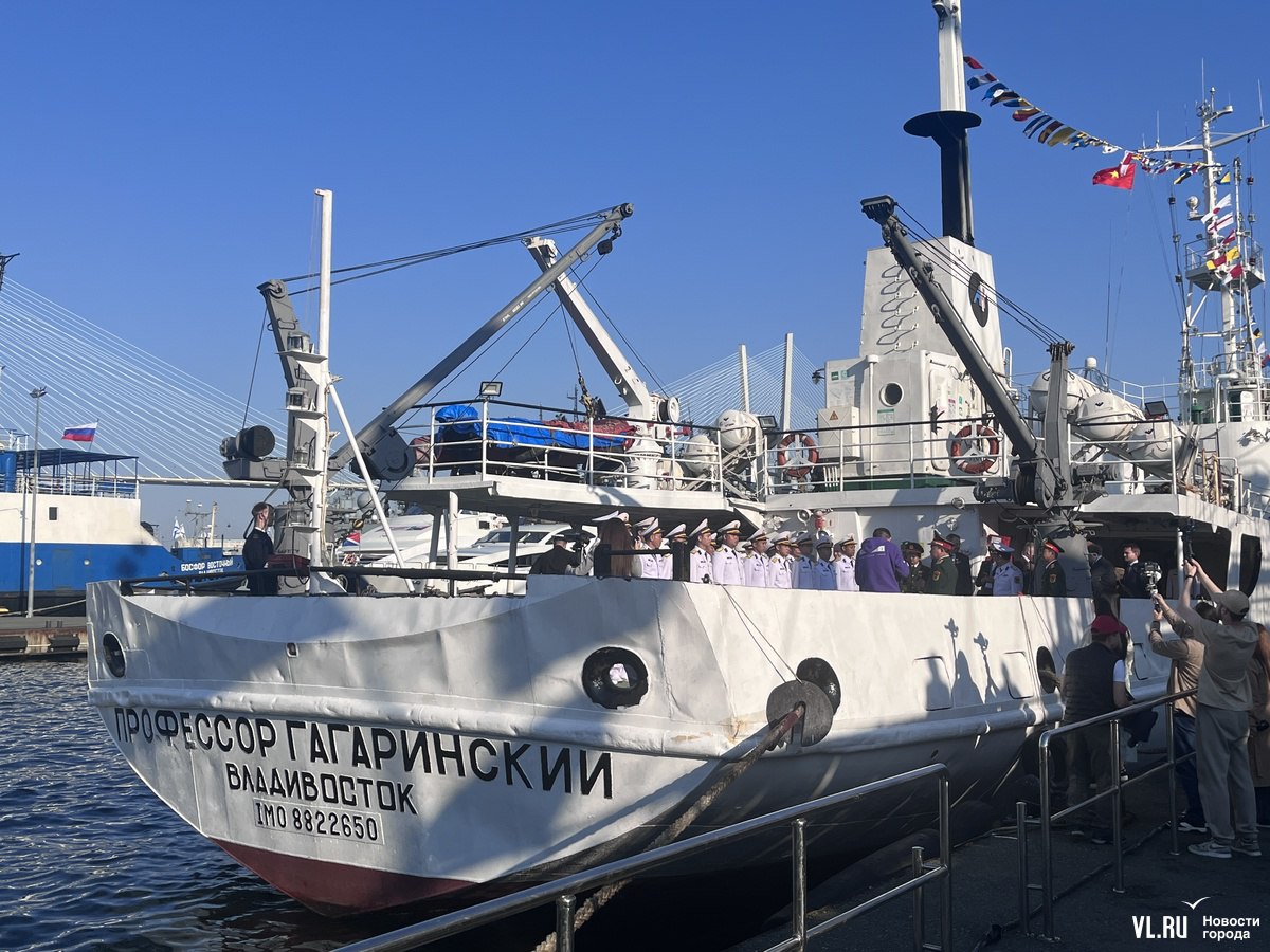 Экспедиционное судно «Профессор Гагаринский» передали Совместному российско-вьетнамскому тропическому научно-исследовательскому и технологическому центру. Церемония состоялась на 30-м причале во Владивостоке. Для работы дальневосточных учёных оставляют два судна, ещё пара новых с 2021 года находится на этапе строительства. Подробнее