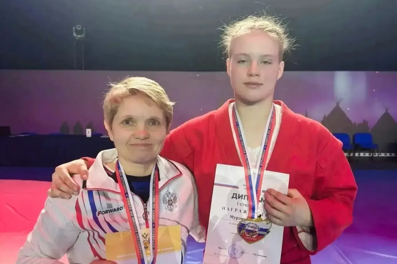 Челябинка Алена Мурзина стала чемпионкой России по самбо Соревнования прошли в Ноябрьске За награды боролись 600 спортсменов из 70 регионов страны Среди женщин в весовой категории до 72 кг золотую медаль первенства выиграла Алена Мурзина челябинка воспитанница спортшколы олимпийского резерва Локомотив Поздравления ей направил глава Челябинска президент областной федерации самбо Алексей Лошкин Наша спортсменка показала высокий уровень подготовки и достойно представила Челябинск на всероссийских соревнованиях Благодарю Алену весь тренерский состав за такой результат и желаю успешного выступления на первенстве мира Победа на соревнованиях обеспечила Алене Мурзиной место в российской сборной в составе которой она выступит на чемпионате мира по самбо в октябре 2026 года