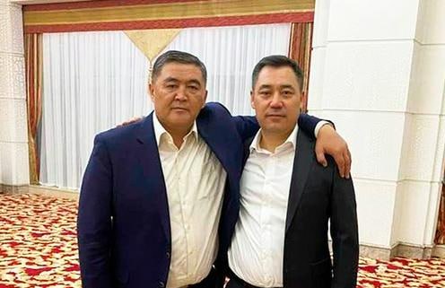 Президент Кыргызстана Садыр Жапаров подписал закон, запрещающий гражданам с судимостью — в том числе погашенной или снятой — баллотироваться на пост президента, в депутаты парламента и занимать ключевые государственные должности. Исключения сделаны лишь для преступлений небольшой тяжести и некоторых случаев, предусмотренных уголовным законодательством. Закон также ограничивает право религиозных деятелей участвовать в выборах в течение пяти лет после прекращения религиозной деятельности. Изменения касаются ряда нормативных актов, включая законы о выборах, Кабмине, Центризбиркоме, Нацбанке и Счетной палате. Закон вступает в силу через десять дней после публикации, а его инициатором выступил глава ГКНБ Камчыбек Ташиев. По словам властей, цель закона — повысить доверие граждан к государственным институтам и обеспечить безупречную репутацию представителей власти. Однако политолог Аркадий Дубнов раскритиковал нововведения, отметив, что в условиях политизированной судебной системы Кыргызстана многие осуждались необоснованно. Он считает, что новый закон лишает таких людей права на участие в политической жизни, несмотря на возможную недоказанность их вины или последующую реабилитацию. Отметим, что и сам Камчыбек Ташиев, и действующий президент Садыр Жапаров были судимы неоднократно. Подробнее на нашем сайте