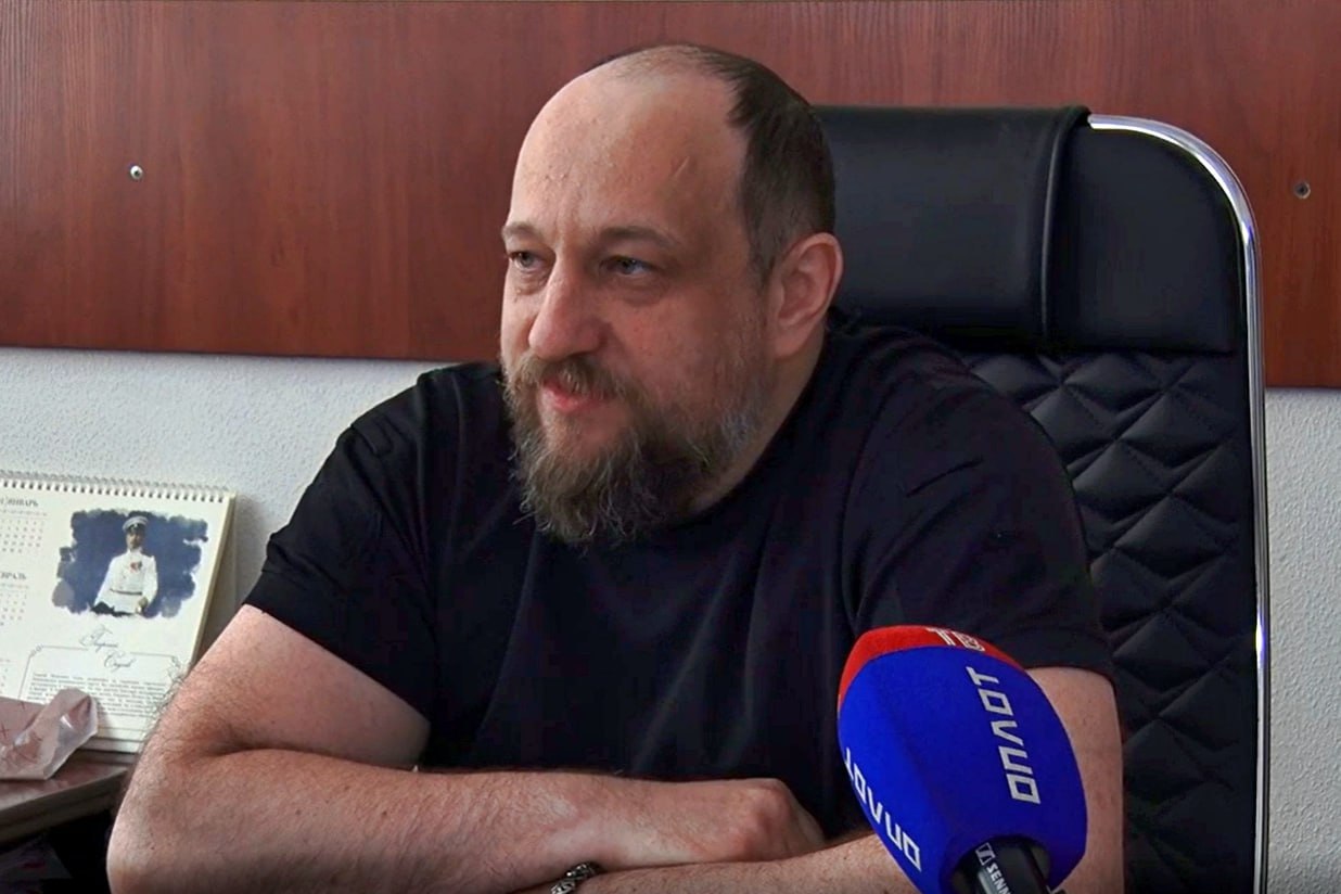 Уровень водохранилищ достиг критических отметок: под угрозой работа Зуевской ТЭС? Дефицит воды негативно сказывается на энергетической отрасли. Под ударом оказалась Зуевская ТЭС, которой вода нужна для охлаждения. Министр угля и энергетики ДНР Денис Епифанов напомнил, что ТЭС обеспечивали водой из канала «Северский Донец – Донбасс». Однако с началом спецоперации Украина перекрыла к нему доступ. «Дополнительные источники — это Ольховское водохранилище и Зуевское водохранилище. И вот с 2022 года обеспечение Зуевской станции осуществляется из этих водохранилищ: наполнение технического пруда, химочистка происходит для того, чтобы производить охлаждение станции, плюс золоудаления водные», — отметил министр. Сейчас оба водохранилища обмелели. Воду из них подают населению и предприятиям, плюс сказывается аномальная жара и отсутствие дождей. «По примерным подсчетам сейчас Ольховское водохранилище — это примерно 115 см, а критический уровень— где-то на 100-110 см», — пояснил Епифанов. Ситуация с Зуевским водохранилищем еще хуже: уровень воды в нем снизился до 94 см. Для решения проблемы нужны кардинальные меры — во избежание завоздушивания системы и полной остановки Зуевской электростанции. Эта ТЭС обеспечивает электроэнергией треть Республики. Какие именно меры будут приняты, министр не уточнил. Однако отметил, что они прорабатываются. «Донецкий характер позволит продержаться, но дальше с этой ситуаций надо будет уже кардинально какие-то меры принимать, наверное, режимами водоподачи и т.д.» — считает глава Минэнерго.
