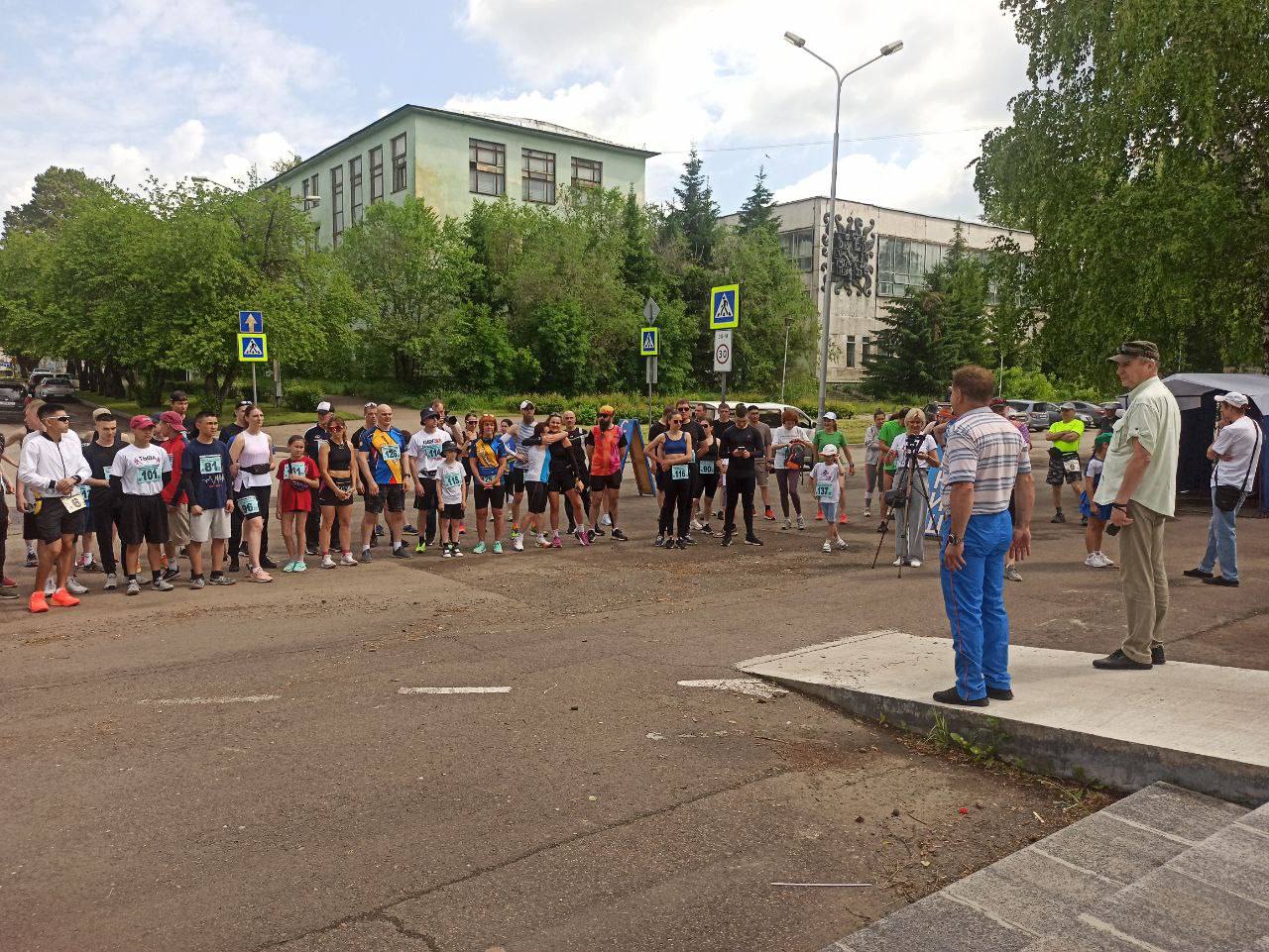 Больше сотни железногорцев и гостей города из Сосновоборска и Красноярска решили провести праздничный день спортивно. Атлеты откликнулись на предложение сотрудников АО «РЕШЕТНЁВ» входит в Госкорпорацию «Роскосмос» и приняли участие в полумарафоне «День России». Бегуны преодолевали дистанции 21,1 и 5 км по Парку культуры и отдыха им. С. М. Кирова. Несмотря на довольно высокую конкуренцию, спортсмены из космической фирмы тоже попали в число призёров. Пробежав пятикилометровку, Дмитрий ШМАКОВ поднялся на вторую ступень пьедестала почёта, а Ксения МАКСИМОВА, Анатолий АБРАМЕНКОВ и Юрий МАШКОВЦЕВ заняли третьи места. Полумарафон покорили четверо решетнёвцев. Среди женщин абсолютным лидером стала Наталья САФРОНОВА. Валентин КУДЫМОВ добежал до золота. Андрей КОСОЛАПОВ и Артём КОРМИЛЬЧИК получили грамоты за второе место. При использовании информации и фотографий ссылка на их первоисточник обязательна
