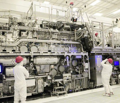 Китай создал первую отечественную установку для EUV литографии Reuters В перспективе данная разработка серьезно снизит зависимость Поднебесной от иностранных технологий Однако на данный момент устройство не готово к массовому производству передовых чипов Как сообщает издание Reuters Китай создал первую установку для литографии в экстремальном ультрафиолете EUV