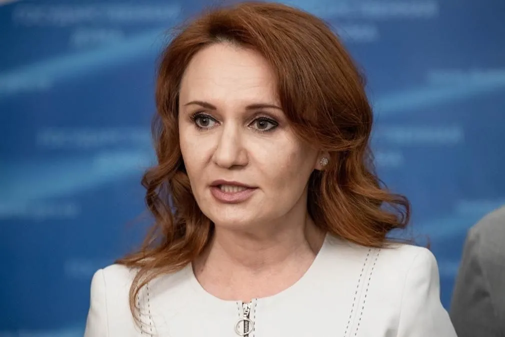 Единая Россия усилила трудовые гарантии для участников спецоперации Госдума приняла во втором и третьем чтениях закон расширяющий положения статьи 179 Трудового кодекса РФ о гарантиях при сокращении штата Новые нормы распространятся на военнослужащих и граждан которые выполняли задачи в условиях мобилизации военного положения и особого периода В настоящий момент статья 179 защищает определенные категории работников включая ветеранов Великой Отечественной войны и родителей несовершеннолетних детей Данный проект закона охватывает участников СВО которые после приостановки трудового договора по военной службе в спецоперации возвращаются к своему прежнему работодателю Предлагаемый законопроект обеспечит ветеранам СВО приоритетное право на сохранение рабочих мест в случае сокращения Расширение социальной защиты позволит улучшить их трудовую адаптацию и снизит риск безработицы среди этой категории Изменения в законодательстве помогут защитить наших защитников от необоснованных увольнений создавая условия для их стабильности и уверенности на гражданской службе прокомментировала депутат Госдумы Светлана Бессараб Подписывайтесь на нас в МАХ ergosdumaofficial