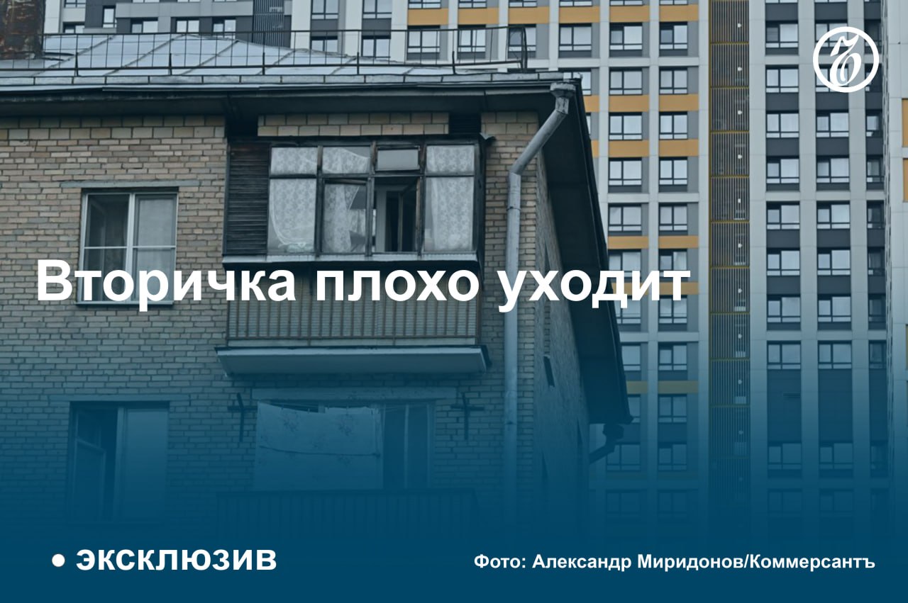 Продавцам все сложнее избавиться от недвижимости на вторичном рынке. Из-за падающего спроса, спровоцированного фактически запретительными ставками по ипотеке, средний срок продажи квартир по итогам января—октября вырос более чем на треть год к году и теперь составляет 74 дня.   Самая заметная пролонгация срока продаж жилья на вторичном рынке в октябре 2024 года наблюдалась в Краснодаре, Волгограде и Красноярске.  Собственники вынуждены предлагать дисконты, но большинство из них все равно не готовы давать скидки более 5% от стоимости объекта.  #Ъузнал