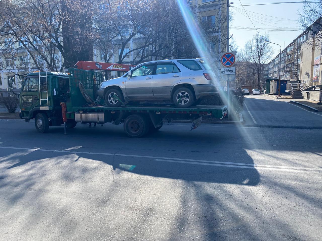 Рейд по нарушениям правил парковки провели на улицах города  Очередную проверку, направленную на выявление правонарушений водителями стоянки автомобилей, провели сотрудники ДПС совместно с администрацией Уссурийского городского округа.      В результате обследования на улице Октябрьской были выявлены автолюбители, нарушающие правила знака 3.27 «Остановка запрещена». Автотранспорт 4-х нарушителей был эвакуирован. Еще трем автомобилистам был выписан штраф.     Дорожно-патрульная служба напоминает автомобилистам о важности соблюдения правил дорожного движения и просит действовать согласно указанию дорожных знаков и линии разметки.    Отметим, кодексом об административных правонарушениях установлен штраф за нарушение правил остановки или стоянки транспортных средств, а также задержание автомобиля на штрафстоянку. Возмещение расходов на перемещение и хранение задержанного авто возлагают на водителя, совершившего нарушение.