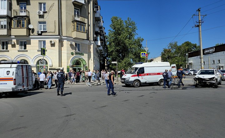 В центре Новочеркасска после столкновения перевернулся Hyundai Solaris 4 мая около 14 часов на перекрёстке проспекта Ермака с улицей Маяковского произошло столкновение двух легковых автомобилей. Один из них опрокинулся, его водителя увезла скорая. Водитель Hyundai Solaris двигался по проспекту Ермака в сторону Троицкой площади. Как сообщают очевидцы, мужчина за рулём автомобиля «Москвич» при повороте на Маяковского не пропустил Solaris. Машины столкнулись, от удара иномарку вынесло на бордюр, после чего она перевернулась. Водителя увезла скорая помощь. Человек за рулём «Москвича» не пострадал. Свидетели происшествия сообщают, что Hyundai Solaris мчался с превышением скорости и, возможно, «Москвич» просто не успел среагировать. #новости #Новочеркасск