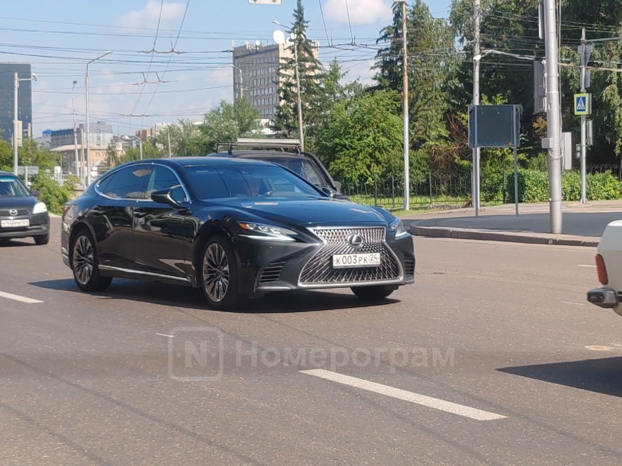 Lexus красноярского губернатора попал в яму и пострадал управделами судится с мэрией Иск о взыскании почти 230 тысяч рублей появился на сайте арбитражного суда Красноярского края Согласно документам Lexus LS500 который принадлежит управлению делами губернатора 4 апреля наехал на яму на Пограничников В ДТП у авто повредились шина и диск Теперь управление требует с УДИБа 228 тысяч рублей Однако там к делу привлекли подрядчика АО Дорожное ремонтностроительное предприятие левобережное которое не огородило яму Также коллеги из Проспекта Мира утверждают что на Lexus о котором идет речь ездит губернатор Это Борус Люди