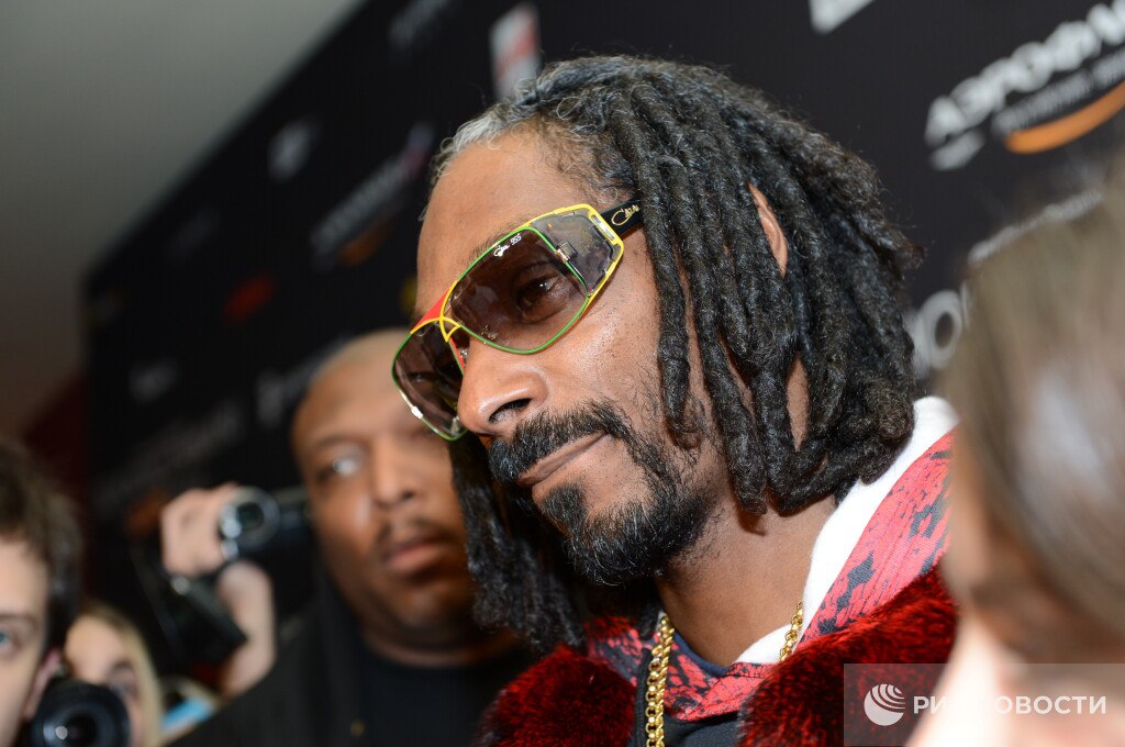 Снуп Догг стал почетным тренером сборной США на зимних Олимпийских играх 2026 об этом сообщили на сайте Олимпийского комитета Штатов Ранее стало известно что рэпер будет освещать Игры в качестве репортера NBC и Peacock Подписаться на РИА Новости