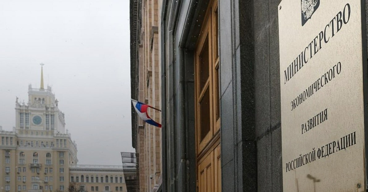 Минэкономразвития РФ подготовило проект поправок в закон Об акционерных обществах касающихся порядка выплаты дивидендов Документ предусматривает возможность взыскания невыплаченных дивидендов с общества через суд как неосновательного обогащения Поправки разработаны после решения Конституционного суда признавшего неконституционными отдельные положения закона регулирующие защиту прав владельцев привилегированных акций Поводом для рассмотрения дела стало обращение акционеров ПАО Сигнал не получивших фиксированные дивиденды Согласно проекту решения о выплате дивидендов по обыкновенным акциям нарушающие права владельцев привилегированных бумаг не подлежат исполнению jkinvest news jkinvest