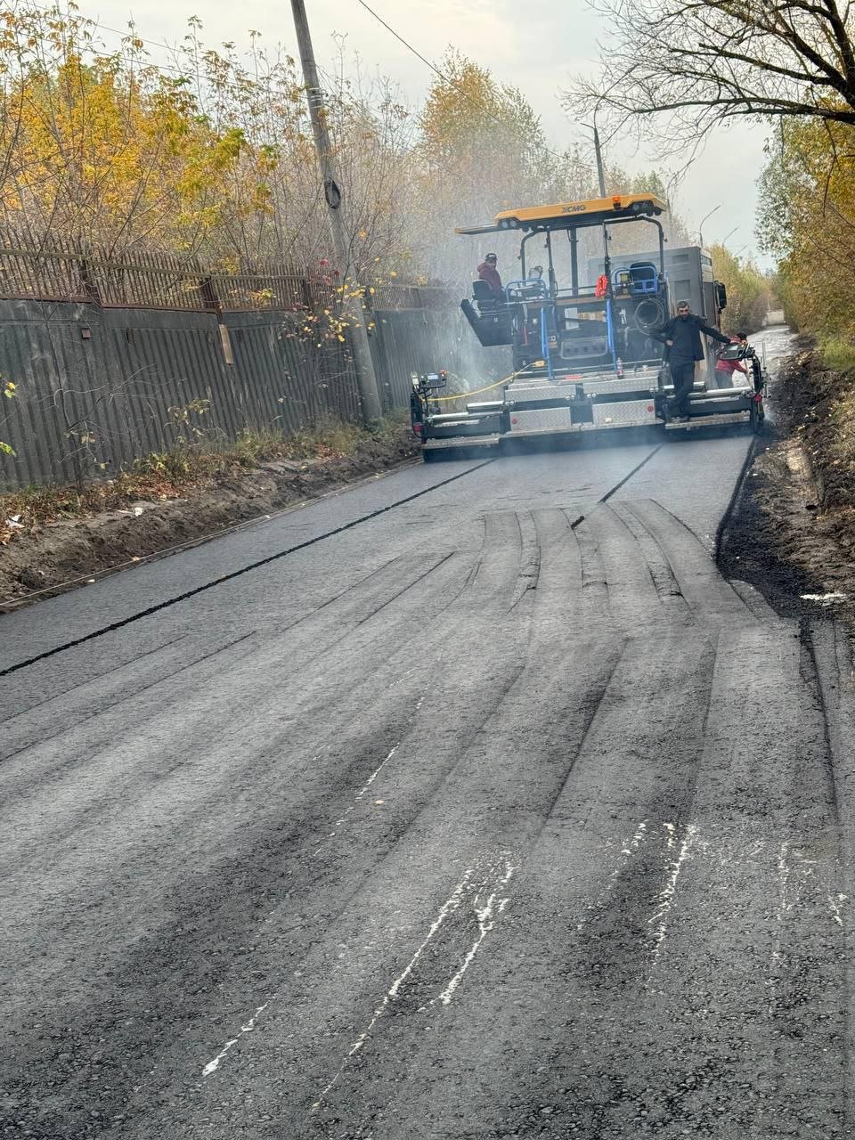 В Ленинском районе Нижнего Новгорода в рамках дополнительного финансирования в 2024 году проводится ремонт шести пешеходных тротуаров.  На данный момент работы завершены на улицах Геройская и Глеба Успенского, где было уложено новое асфальтобетонное покрытие. В ходе еженедельного объезда совместно с представителями подрядчика была проведена инспекция пешеходных тротуаров на улицах Менделеева, Национальной и Июльских дней общей площадью 1500 квадратных метров.  Подрядчик выполнил демонтаж старого покрытия, затем были проведены работы по устройству подстилающих и выравнивающих слоёв из щебня, после чего было уложено новое асфальтобетонное покрытие. Подрядчику поручено ускорить выполнение работ в связи с ухудшением погодных условий.