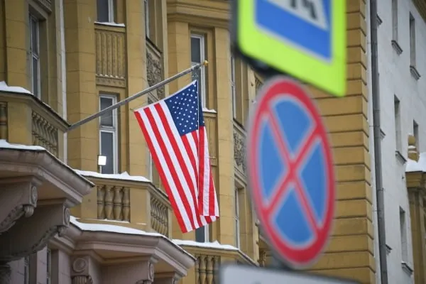 В США заявили о высвобождении 53 млн баррелей нефти из стратегического резерва Это необходимо в рамках глобальных усилий по стабилизации цен на топливо после военной кампании против Ирана сообщили в американском Минэнерго Там добавили этот шаг стал частью обещаний Вашингтона добавить объёмы топлива на мировой рынок Обязательства объявленные в марте в рамках инициативы Международного энергетического агентства поддерживают более 30 стран На мировой рынок будет дополнительно направлено всего около 400 млн баррелей нефти Как отмечает телеканал CNN закрытие Ормузского пролива по которому до конфликта проходило 20 мировых поставок нефти и природного газа привело к росту цен на нефть и инфляционному давлению на мировую экономику Подписаться на Говорит Москва Telegram VK МАКС