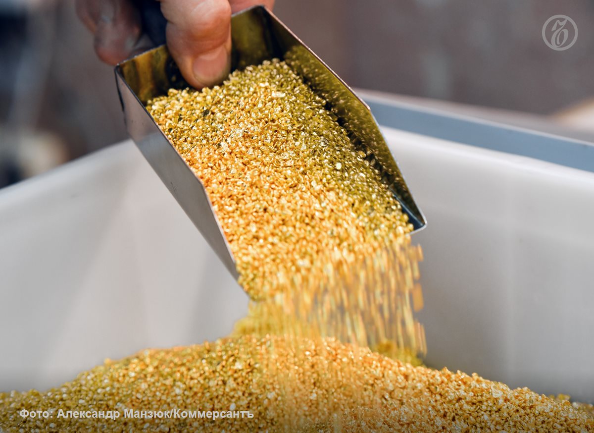 Котировки золота на спот рынке впервые в истории преодолели уровень 4 4 тыс за унцию С начала месяца металл подорожал почти на 5 За то же время остальные драгоценные металлы выросли на 22 24 но лишь серебро смогло обновить исторический максимум Основные причины роста остались прежними сохраняющаяся геополитическая напряженность в том числе усиленная попыткой конфисковать замороженные активы Банка России со стороны ЕС а также шаги мировых регуляторов по смягчению монетарной политики До конца года потенциал роста золота сохраняется однако относительно перспектив 2026 года участники рынка более осторожны Подписывайтесь на Ъ Оставляйте бусты