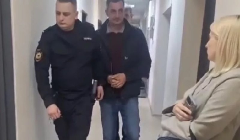 Вечерний Хабаровск Прокурор утвердил обвинительное заключение против главы Приморского экологического оператора ПЭО Андрея Боровского Его обвиняют в растрате в крупном размере с использованием служебного положения В период с декабря 2024 года по май 2025 года Боровский действуя в преступном сговоре с жителем города Владивостока формально трудоустроенным на предприятие необоснованно начислил ему заработную плату без фактического выполнения трудовых обязанностей В результате этих действий предприятию был причинен ущерб на сумму свыше 650 тысяч рублей Андрей Боровский возглавил ПЭО в ноябре 2023 года в возрасте 40 лет Ранее он занимал должность заместителя подробнее на канале Вечерний Хабаровск