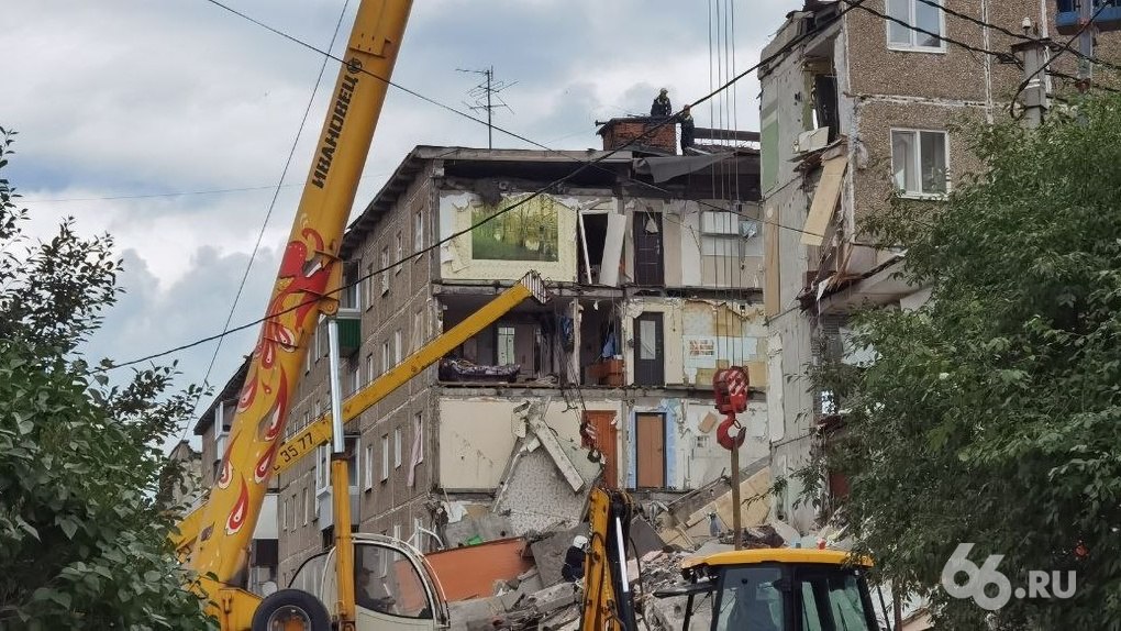 Полмиллиона рублей отсудила у страховой дочка владелицы квартиры после взрыва газа Весной 2024 года женщина застраховала отделку и коммуникации в квартире своей матери на 700 тыс рублей Та жила в доме на Сибирской 81 в Нижнем Тагиле Летом в одной из квартир взорвался газ Обрушился целый подъезд Трагедия унесла жизни 11 человек Дом признали аварийным и снесли После этого дочь жительницы обратилась за компенсацией но страховая отказала сославшись на выплаты из бюджета области Суд установил что компенсация от региона не покрывала расходы на ремонт А именно он и был застрахован Стоимость отделки составила 363 7 тыс рублей Суд обязал страховую выплатить эту сумму а также 184 тыс рублей штрафа 5 тыс за моральный вред и компенсировать судебные расходы Общая сумма составила 558 тыс рублей   Новости из Екатеринбурга