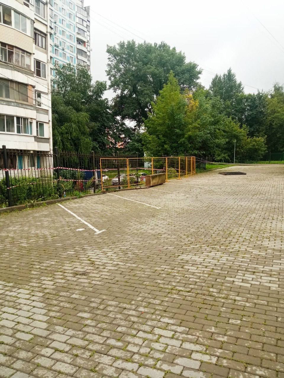 Упавшие бетонные плиты ликвидировали   Инцидент произошел из-за размыва грунта — дожди дают о себе знать. Но коммунальные службы оперативно убрали блоки и привели территорию в порядок.