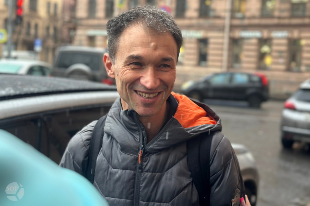 Предприниматель Григорий Кунис видимо навсегда покинул Россию прокуратура подала апелляцию на его чрезмерно мягкий приговор Петербургский бизнесмен Григорий Кунис приговоренный 8 декабря штрафу за донаты экстремистскому ФБК сообщил об отъезде из России По словам предпринимателя 12 декабря прокуратура подала апелляцию на его приговор сочтя наказание чрезмерно мягким и не соответствующим характеру и степени общественной опасности совершенного преступления Прокурор Михаил Русских запрашивал Кунису 6 лет заключения Я не стал искушать судьбу и покинул Россию Видимо навсегда Родина отпустила меня с небольшим рюкзачком куда поместился ноутбук пара сменного белья одна книга Стейнбек и гигиена Я не серчаю на нее Ведь отпустила же сообщил бизнесмен В последнем слове предприниматель неоднократно отмечал что на свободе в России своим трудом принесет больше пользы обществу в виде налогов и предоставления качественных сервисов Сейчас бизнесмен в Вильнюсе По словам мужчины он ощущает себя в полной безопасности и это давно забытое чувство Надо вытаскивать семью и на что то всем жить Деньгами Родина тоже не снабдила надолго разумеется сказал он Григорий Кунис возглавлял Альянс независимых региональных издателей и больше десяти руководил сетью газет Мой район теперь это портал MR7 В 2006 году Кунис стал лауреатом конкурса Медиаменеджер России В 2015 году с братом Дмитрием он основал сервис по доставке продуктов iGooods отчасти предвосхитив эру доставки продуктов и товаров из магазинов и ресторанов Григорий Кунис один из основателей движения Бессмертный полк в Петербурге и профинансировал первое шествие в городе в 2014 году Прокурор Русских упомянул это в качестве смягчающего обстоятельства Фото SOTAvision