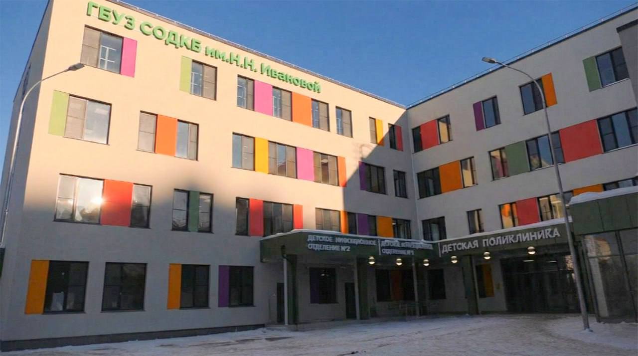 В Октябрьском районе Самары откроется детская поликлиника Врио заместителя губернатора Самарской области Александр Фетисов совместно с представителями министерства здравоохранения Самарской области главным врачом Самарской областной детской клинической больницы им Н Н Ивановой Ольгой Галаховой и родителями юных пациентов проверили готовность объекта Фото министерство здравоохранения Самарской области