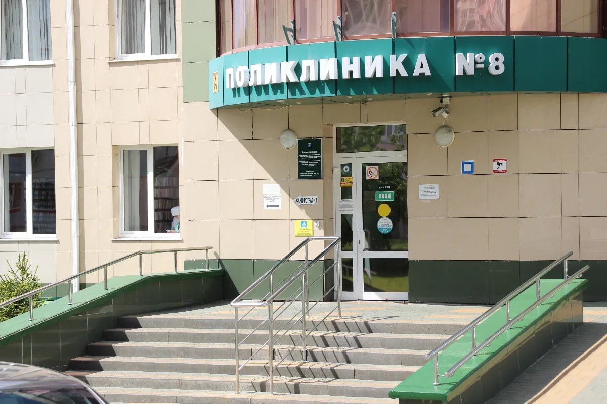 Поликлиника № 8 на Есенина временно не принимает пациентов из-за ЧП на сетях. Там произошёл прорыв водопровода, что привело к намоканию электрощитовых. Из-за этого учреждение приостановило работу медицинского и офисного оборудования. Глава регионального Минздрава сообщил, что сейчас ведутся работы по просушке и устранению последствий. Для уточнения информации о работе звоните: +7 980 522-63-75; +7 920 582-49-84 горячая линия заведующей поликлиническим отделением № 8 ; +7 4722 38-06-06 единый номер поликлиники .