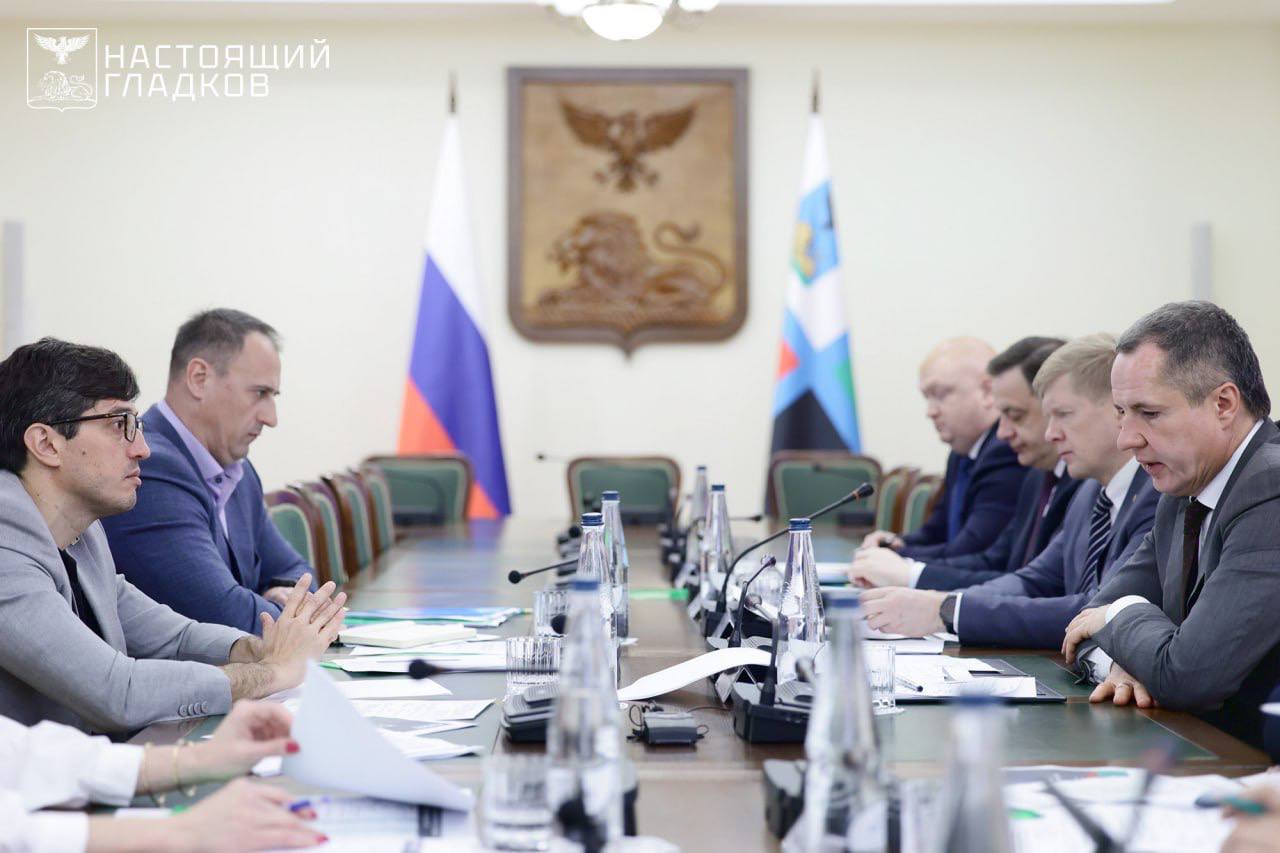 Доля «Агро-Белогорье» передана белгородской Корпорации развития, сообщил губернатор. Во время встречи глава «Русагро» Тимур Липатов обсудил планы сотрудничества компании и региона. Особое внимание стороны уделяют развитию образовательной инфраструктуры. В ближайшее время будет подписано соглашение о ремонте в аграрном университете, а в школах региона продолжают открываться специализированные агроклассы. Также стало известно, что до конца года выйдут дополнительные мобильные диагностические комплексы «Поезд здоровья». Глава региона рассказал, что холдинг поддерживает и спорт: уже выделил деньги десяти организациям, еще две федерации получат помощь в ближайшие две недели. Это показывает высокий уровень социальной ответственности бизнеса и эффективность государственно-частного партнерства в Белгородской области.