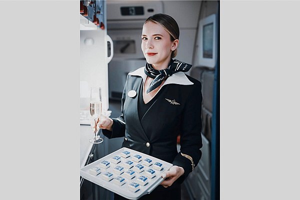 Пассажиры Аэрофлота в полночь 1 января выпили более 660 литров шампанского в воздухе На 29 рейсах Аэрофлота из Москвы которые находились в воздухе в полночь 1 января путешественники выпили более 660 литров шампанского Об этом сообщает AVIA RU со ссылкой на данные пресс службы авиаперевозчика Кроме того пассажиры рейсов которые вылетали из базового аэропорта Шереметьево 31 декабря и 1 января получили в подарок около 70 тыс имбирных пряников в классе Эконом порядка 2 5 тыс открыток с молочным шоколадом в классе Комфорт примерно по 7 тыс ассорти шоколадных конфет и новогодних игрушек в классе Бизнес В период новогодних праздников с 31 декабря по 8 января бортпроводники Аэрофлота раздали пассажирам всех классов обслуживания почти 800 тыс конфет с добрыми и волшебными пожеланиями на предстоящий год aviaru net n291504