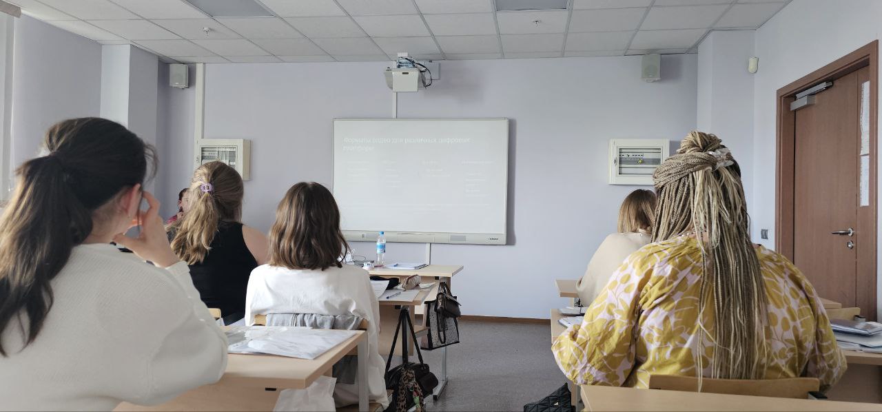 Тюменские студенты, родители которых участвуют в СВО, могут подать на портале Госуслуг заявление на социальную выплату в размере стипендии Постановление Правительства Тюменской области, устанавливающее новую меру поддержки для детей участников специальной военной операции в возрасте до 24 лет, которые очно учатся в тюменских вузах, техникумах и колледжах, подписал глава региона Александр Моор. С 1 сентября они будут ежемесячно получать дополнительную социальную выплату в размере стипендии. ВАЖНО: Даже если студент, родитель которого участвует в СВО, не получает академическую стипендию, данная социальная выплата ему все равно положена. Заявления о предоставлении выплаты необходимо подавать через портал Госуслуг или непосредственно в департамент социального развития Тюменской области. Новая мера поддержки детей наших солдат и офицеров - совместная инициатива регионального правительства и прокуратуры Тюменской области, отметил губернатор Александр Моор.