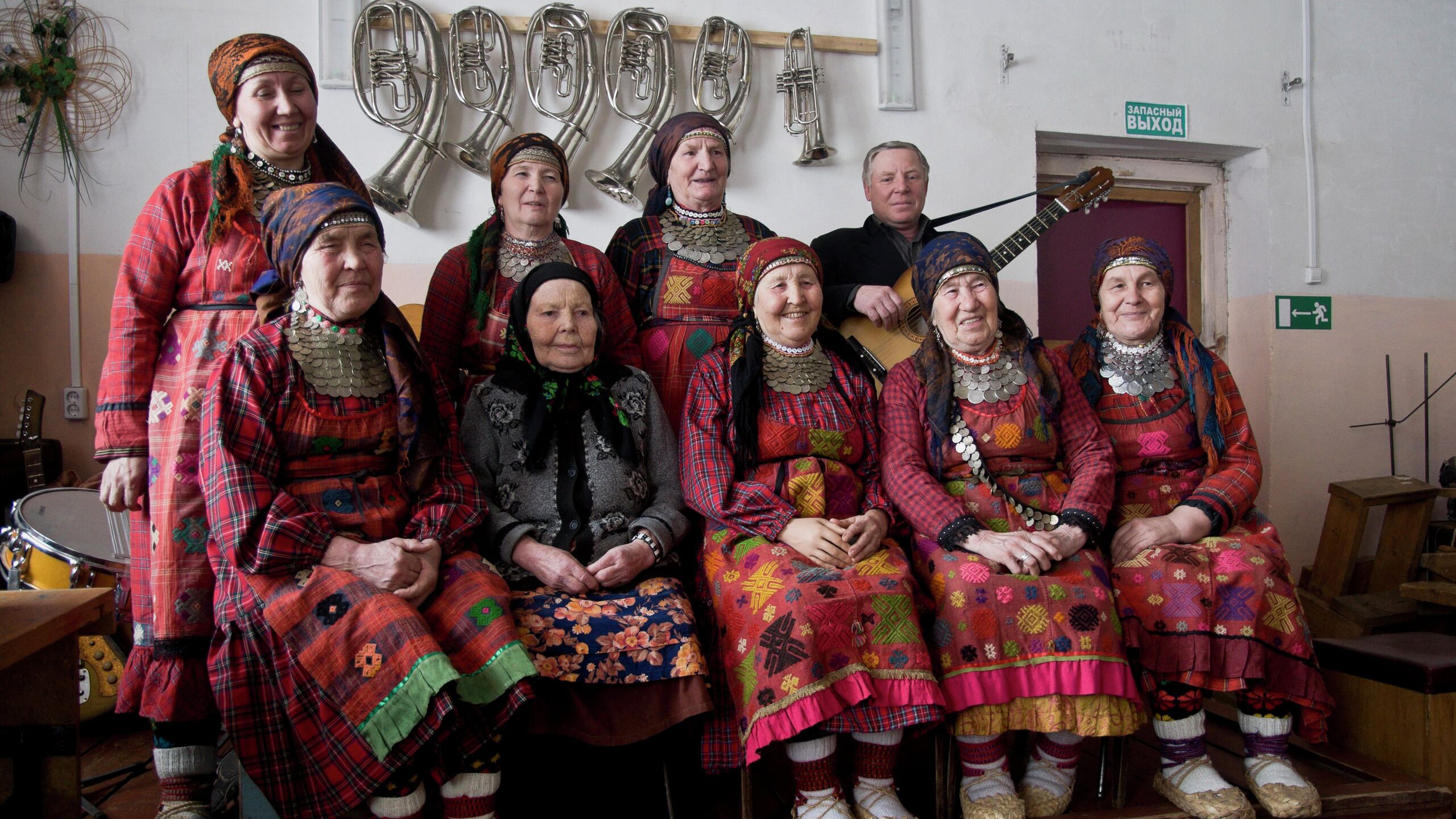 Умерла участница музыкальной фольклорной группы Бурановские бабушки Зоя Дородова сообщил глава Малопургинского района Удмуртии Александр Деев Ушла из жизни Зоя Сергеевна Дородова участница коллектива Бабушки из Бураново Это невосполнимая утрата для нашей культуры для всех нас написал Деев на своей странице в ВКонтакте Он также выразил соболезнования родным и близким 85 летней Дородовой Дородова является бывшей участницей Бурановских бабушек и в составе коллектива на Евровидении 2012 не выступала Фольклорный коллектив тогда занял второе место исполнив песню Party for Everybody Вечеринка для всех на английском и удмуртском языках