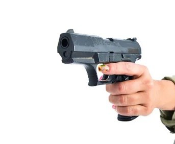 Стрелявшая из окна по бродячим собакам женщина подстрелила ребенка ЧП произошло в городе Кириши Ленинградской области Бездомные собаки так надоели своим лаем жительнице многоэтажки на улице Мира что она открыла окно и начала палить по животным из пневматического пистолета Попала ли в собак неизвестно но одна из пуль угодила в голову 14 летней школьнице Девочка сама обратилась в больницу и рассказала что случилось Ее состояние оценивается как стабильное опасности для здоровья нет К 48 летней стрелявшей приехал наряд задержал ее оружие изъяли История с собаками версия самой снайперши которую изложили в МВД В Следкоме про собак ничего не сообщили но отметили что женщина была пьяна Есть вероятность что она умышленно стреляла в сторону несовершеннолетней ей грозит уголовное дело по статье о хулиганстве с применением оружия Подписаться на truekpru Читать нас в MAX