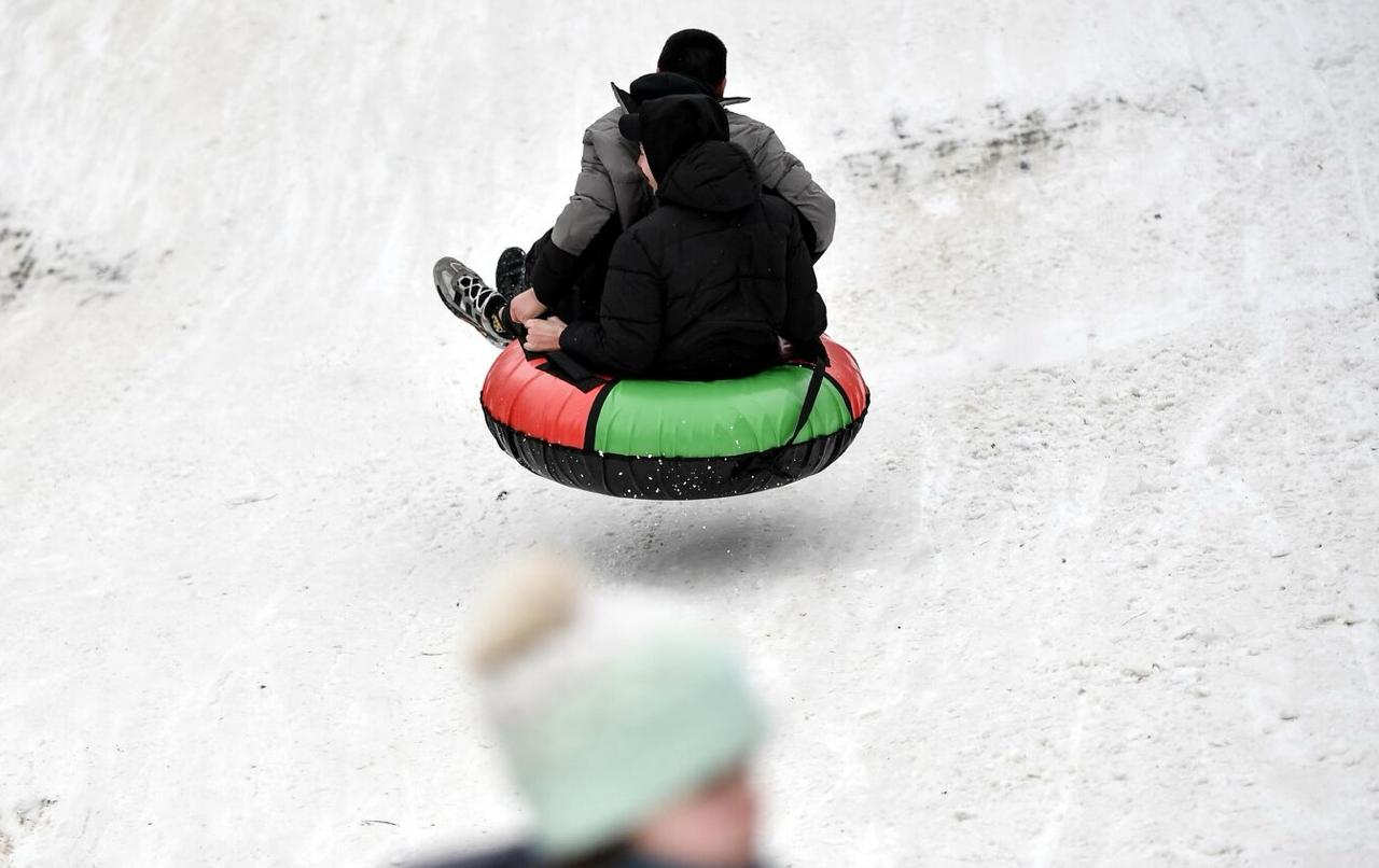 Татьяна Буцкая рассказала о первом ГОСТе на тюбинги Под каждую горку будет определенный тюбинг Будет вообще понятие тюбинговая горка она должна иметь бортики она не должна заканчиваться дорогой водоемом лесом с деревьями бетонными ограждениями в конце горки должен быть понятный выход с этой горки Это все у нас в ГОСТе прописано отметила депутат Госдумы