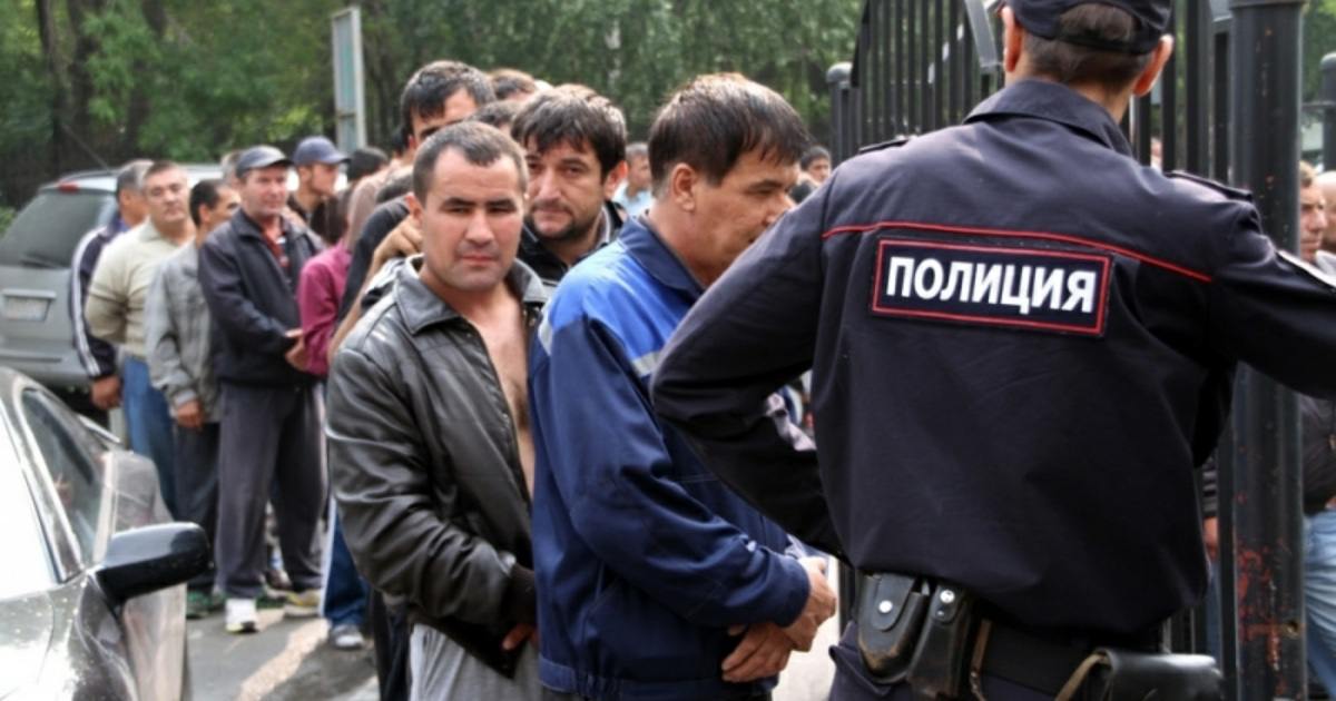 Запретить мигрантам с судимостью работать в России — с такой инициативой выступила депутат от фракции «Новые люди» Сардана Авксентьева. Действующая система не предусматривает достаточных ограничений в отношении мигрантов, имеющих судимость. Это создает «существенные риски для общественной безопасности, подрывает доверие граждан к миграционной политике и способствует росту преступности», говорится в обращении парламентария к МВД. При этом более 670 тысяч иностранных граждан находятся на территории России незаконно, подчеркнула Авксентьева. Среди них есть в том числе люди, имевшие судимость на родине.