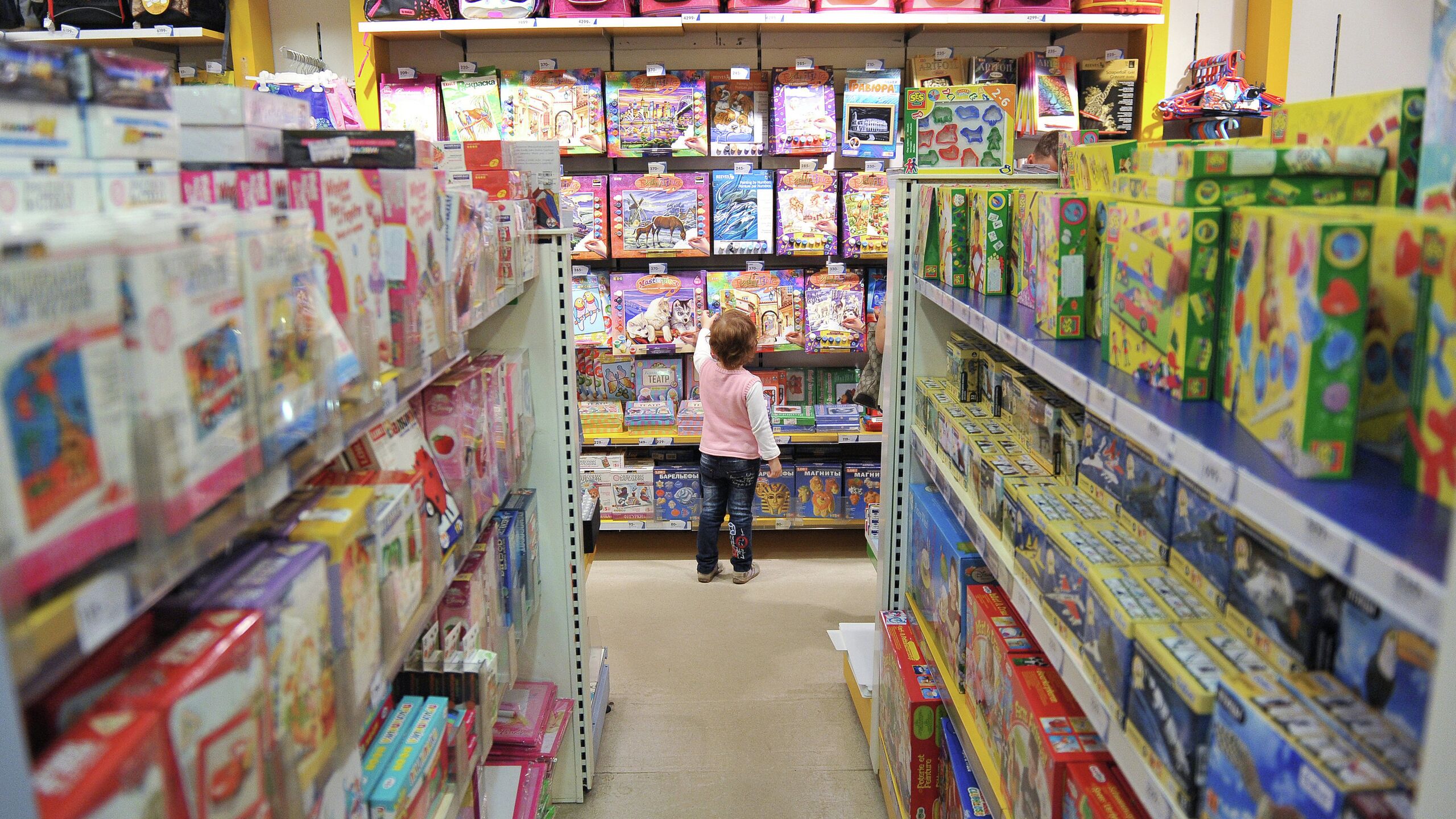 Депутаты Госдумы от фракции ЛДПР во главе с лидером партии Леонидом Слуцким предлагают установить в России новый социальный налоговый вычет для семей с детьми до трех лет на детские товары включая одежду обувь мебель предметы ухода и гигиены средства безопасности игрушки а также на оплату услуг по присмотру и уходу за детьми Соответствующий законопроект направлен на заключение в правительство РФ Документ имеется в распоряжении РИА Новости Законопроектом предлагается дополнить статью 219 Налогового кодекса РФ новым подпунктом устанавливающим социальный налоговый вычет на приобретение товаров для детей в возрасте до 3 лет включая одежду обувь мебель предметы ухода и гигиены средства безопасности игрушки а также на оплату услуг по присмотру и уходу за детьми в возрасте до 3 лет оказываемых образовательными организациями в которых дети осваивают образовательную программу дошкольного образования детский сад или организациями и индивидуальными предпринимателями