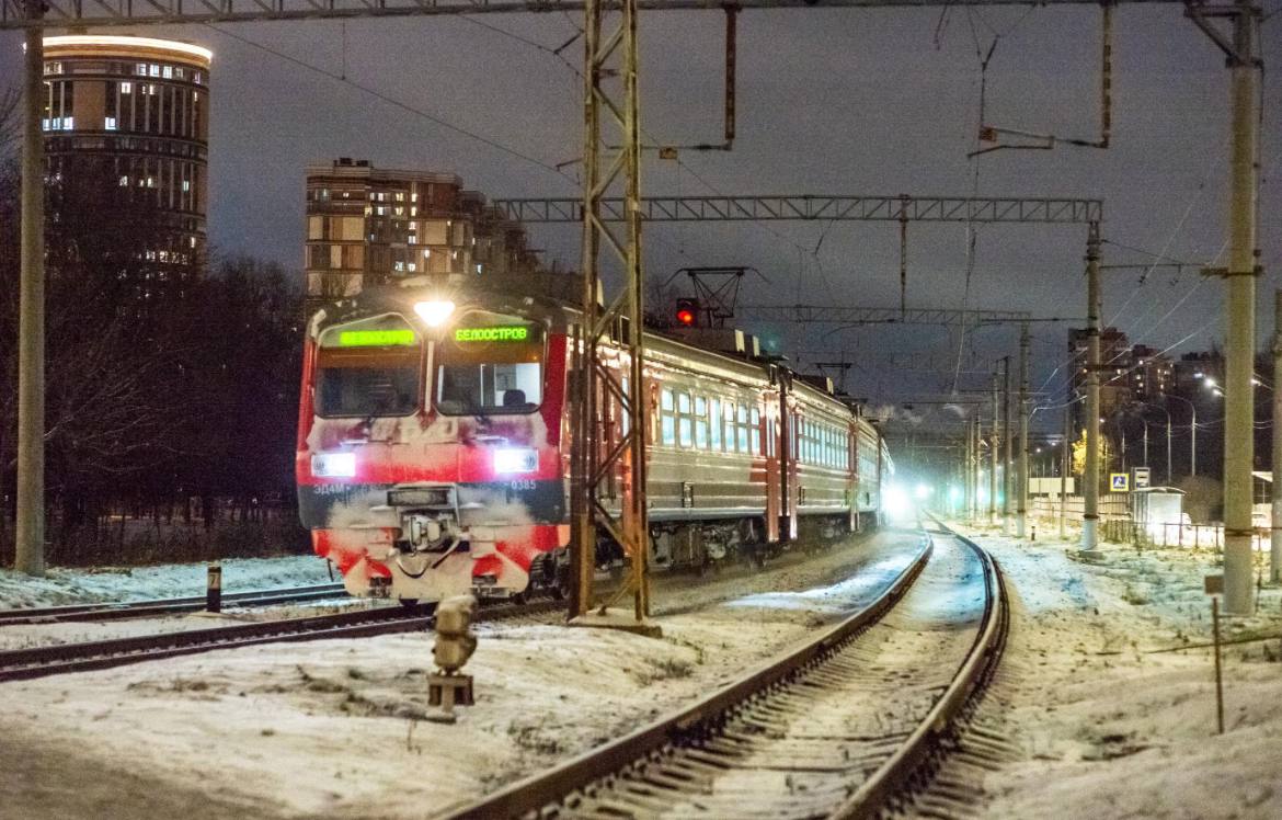 Беглов подписал закон для установления единого тарифа в электричках Общую стоимость поездки в электричках хотят установить от 60 до 69 рублей Как уточнил глава бюджетно финансового комитета Законодательного собрания Денис Четырбок такая система позволит петербуржцам платить не за поездки а за выбранный маршрут Внести в пункт 5 статьи 2 закона Санкт Петербурга от 6 октября 2010 года 525 122 О разграничении полномочий органов государственной власти Санкт Петербурга в сфере железнодорожного транспорта на территории Санкт Петербурга изменение изложив его в следующей редакции 5 осуществление в соответствии с государственными программами Санкт Петербурга государственной финансовой поддержки в формах и порядке которые предусмотрены бюджетным законодательством организаций осуществляющих на территории Санкт Петербурга перевозку пассажиров и багажа железнодорожным транспортом пригородного сообщения следует из документа Михаил Тихонов ДП Подписаться на ДП в Telegram MAX