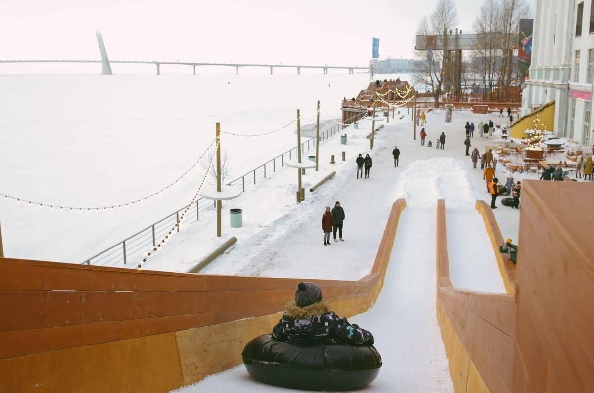 В Севкабеле уже в эту субботу запустят зимнюю Горку у моря Конструкция 7 метров в высоту и 42 метра в длину с двумя трассами для спуска Цена безлимитного катания по будням с понедельника по четверг 350 рублей по выходным 600 рублей True Питер